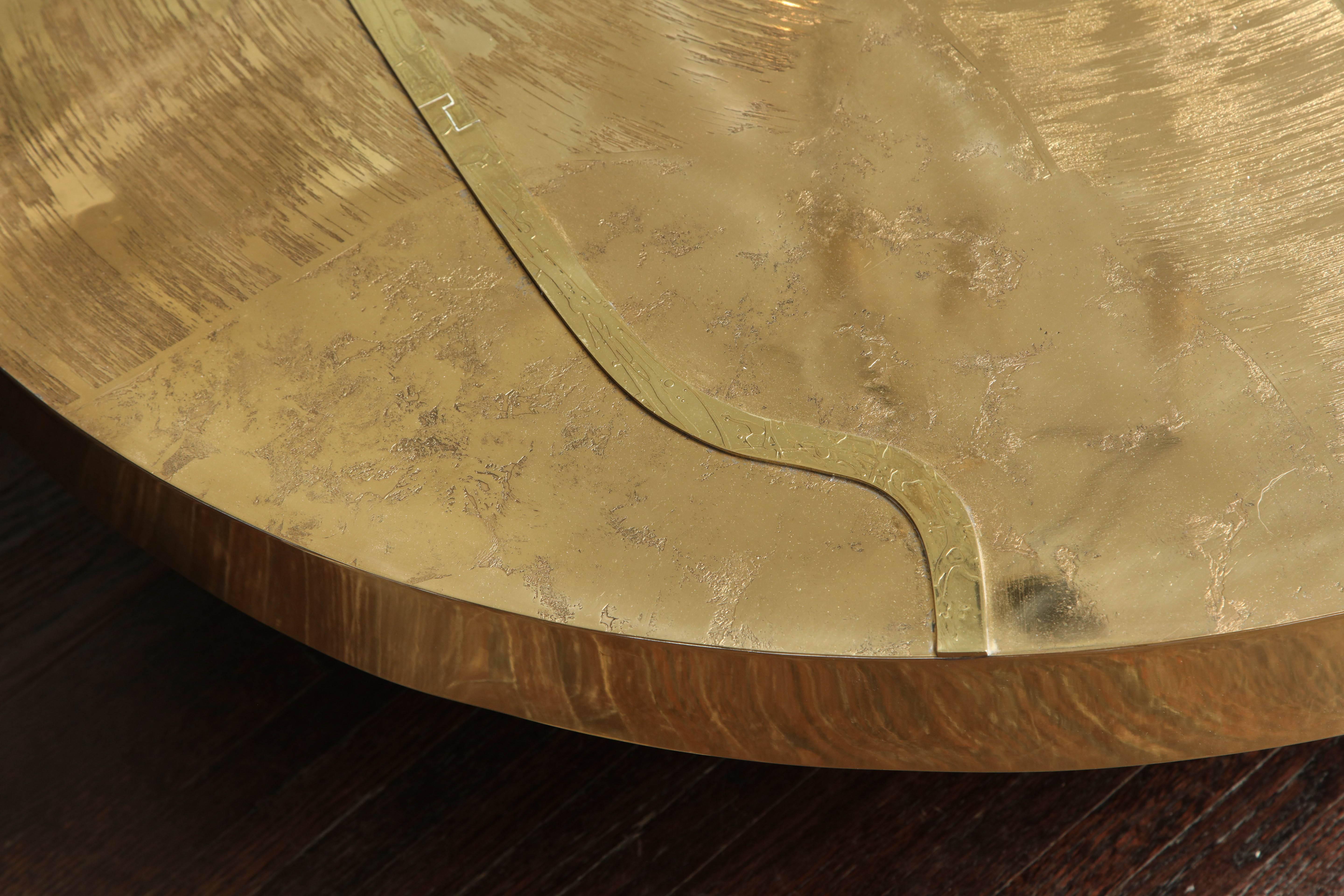 Maßgefertigter spektakulärer runder Cocktailtisch aus geätztem Messing mit Achatstein (Holz) im Angebot