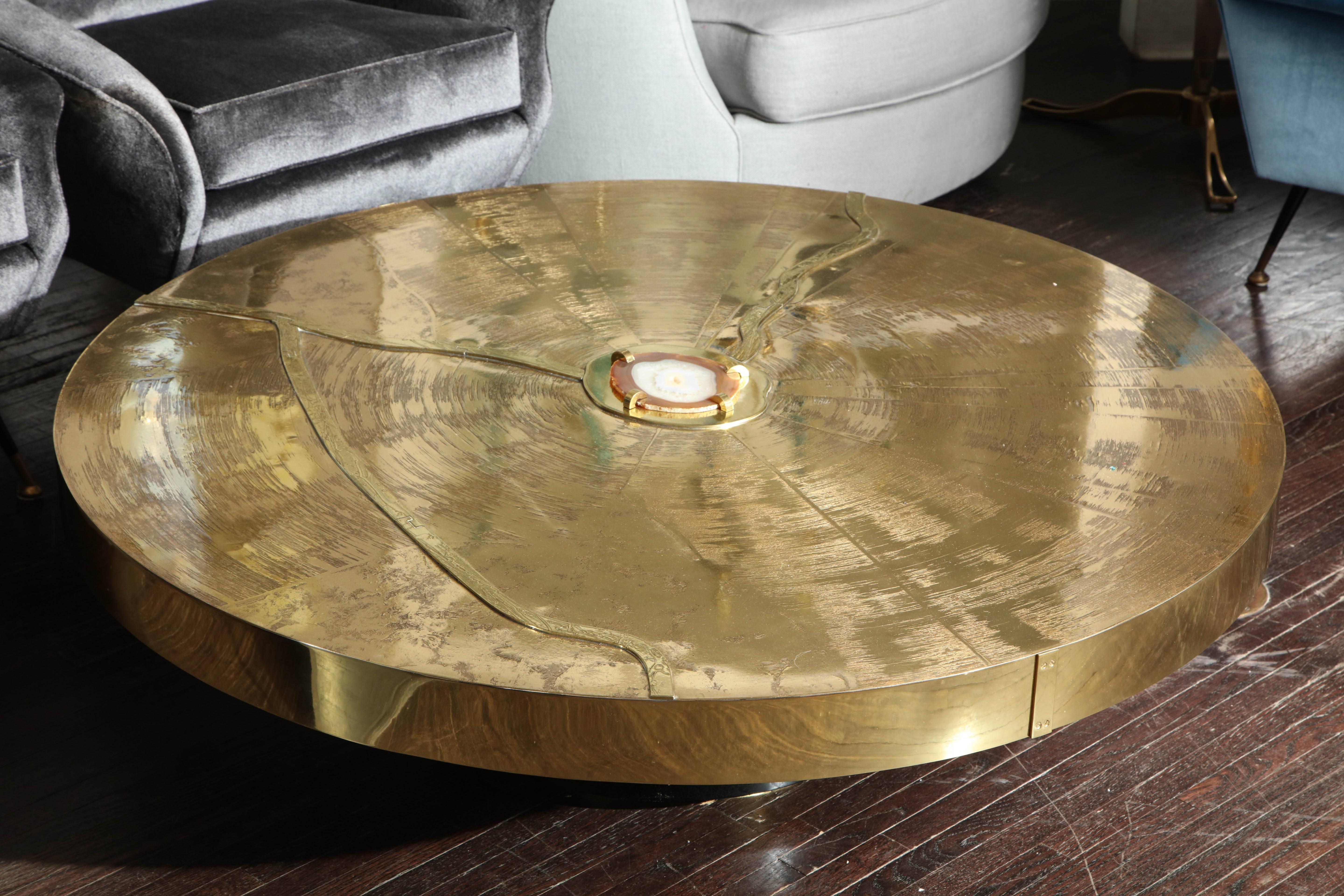 Mid-Century moderno Spettacolare tavolo da cocktail rotondo in ottone acidato con pietra d'agata personalizzato in vendita