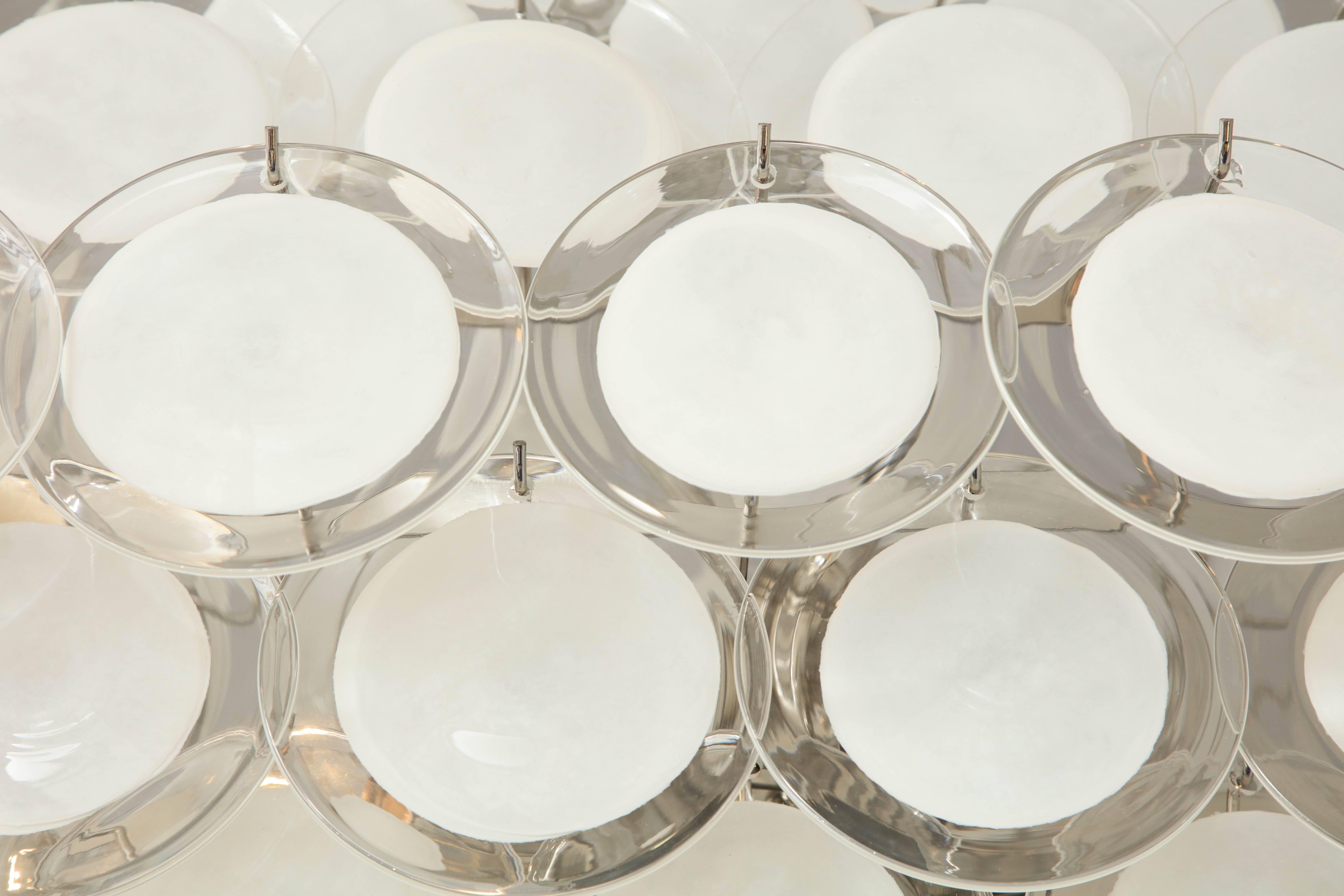 Großer weißer Glasscheiben-Kronleuchter im Pagoden-Stil (21. Jahrhundert und zeitgenössisch) im Angebot