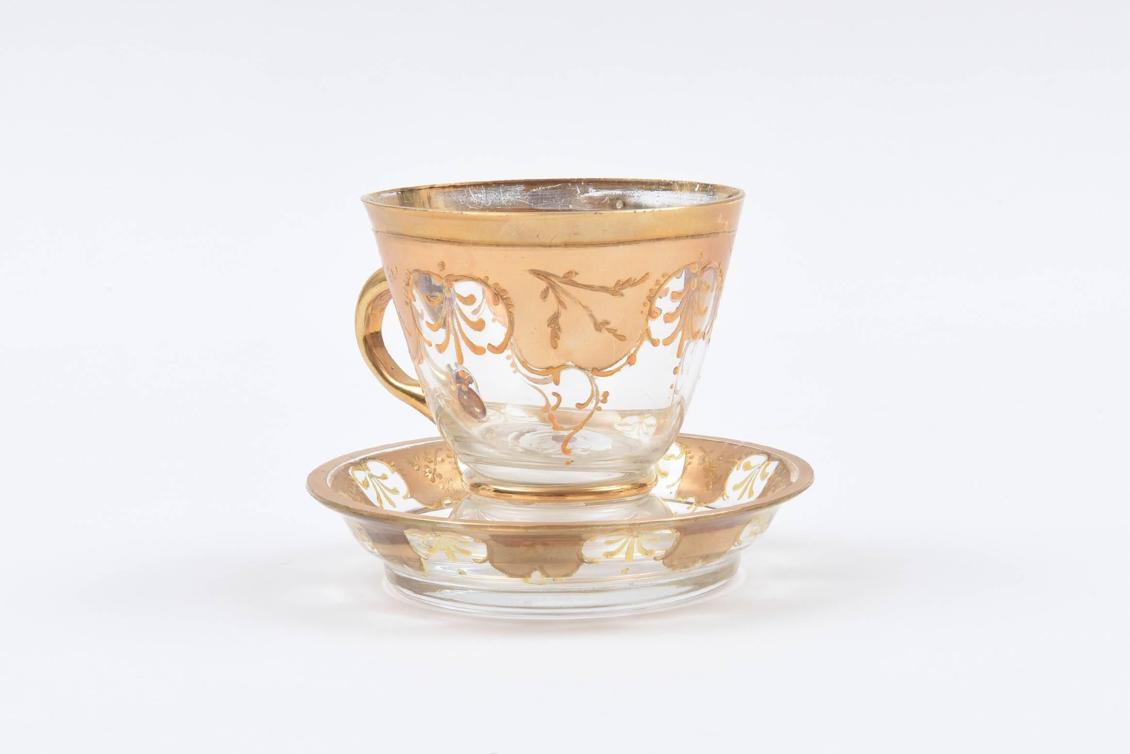 Zehn schöne Tassen und Untertassen aus vergoldetem Glas. Antiker und hervorragender Zustand (Viktorianisch)