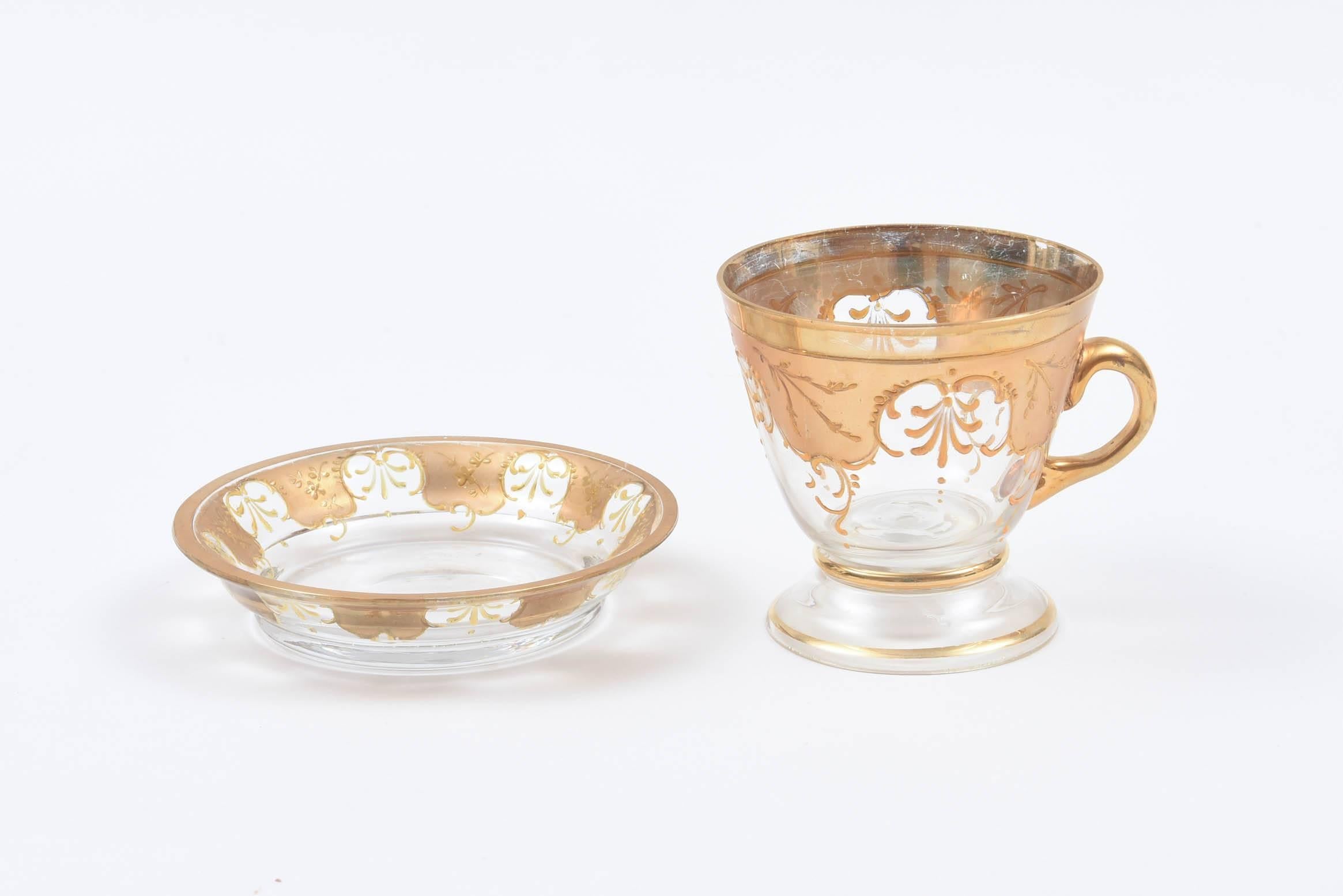 Zehn schöne Tassen und Untertassen aus vergoldetem Glas. Antiker und hervorragender Zustand (Tschechisch)