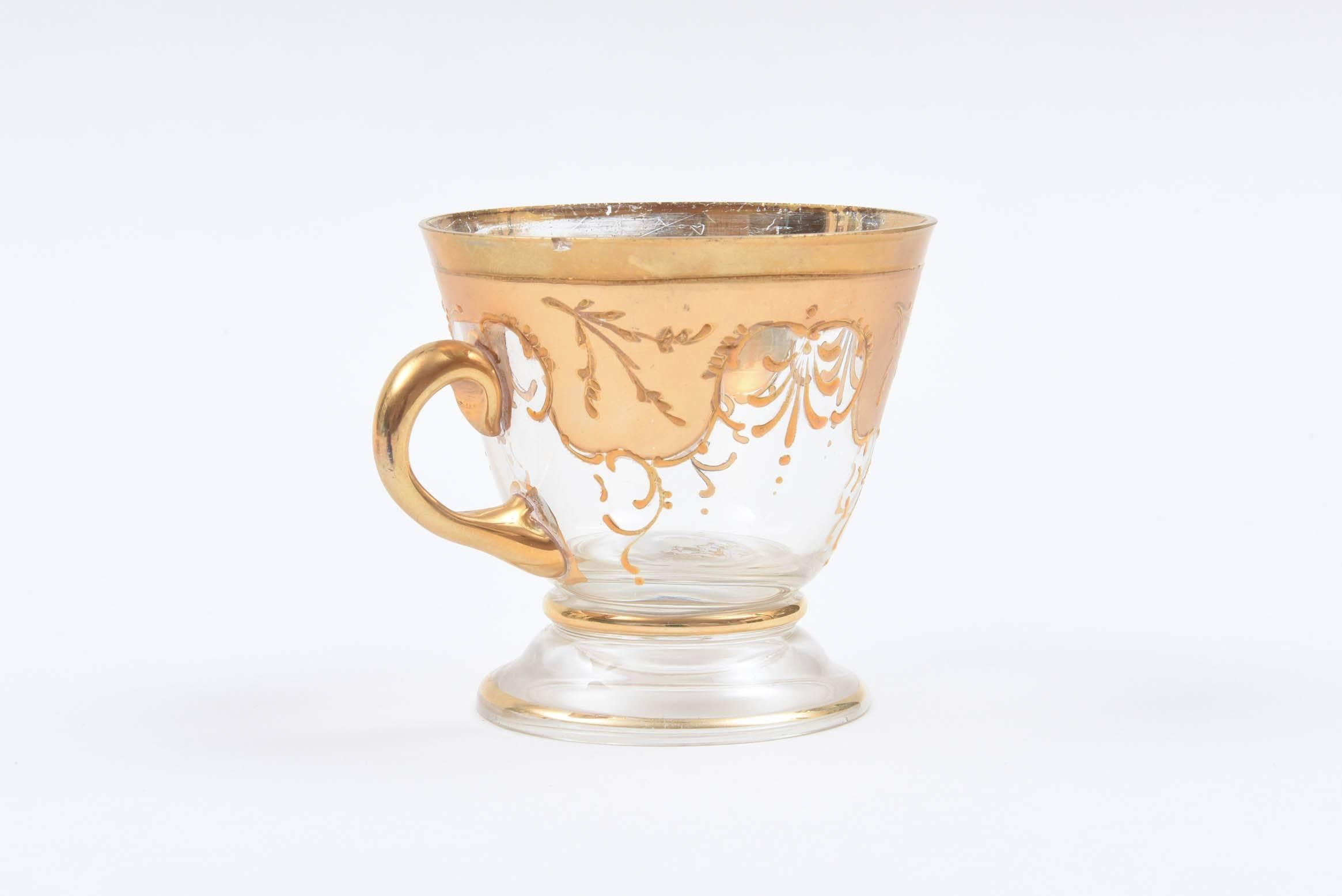 Zehn schöne Tassen und Untertassen aus vergoldetem Glas. Antiker und hervorragender Zustand (Spätes 19. Jahrhundert)