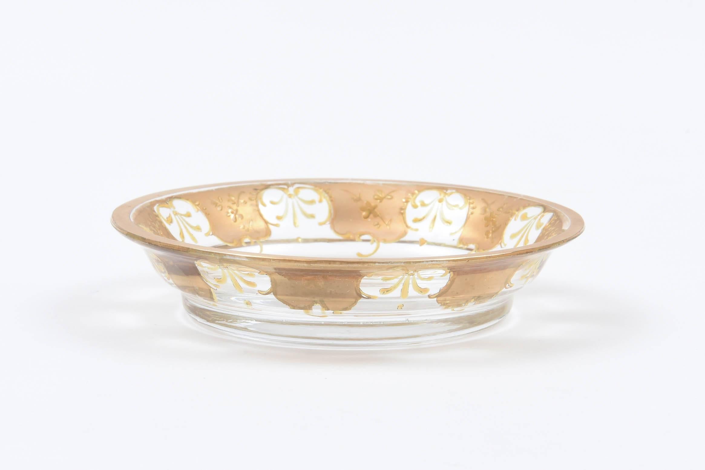 Zehn schöne Tassen und Untertassen aus vergoldetem Glas. Antiker und hervorragender Zustand (Gold)
