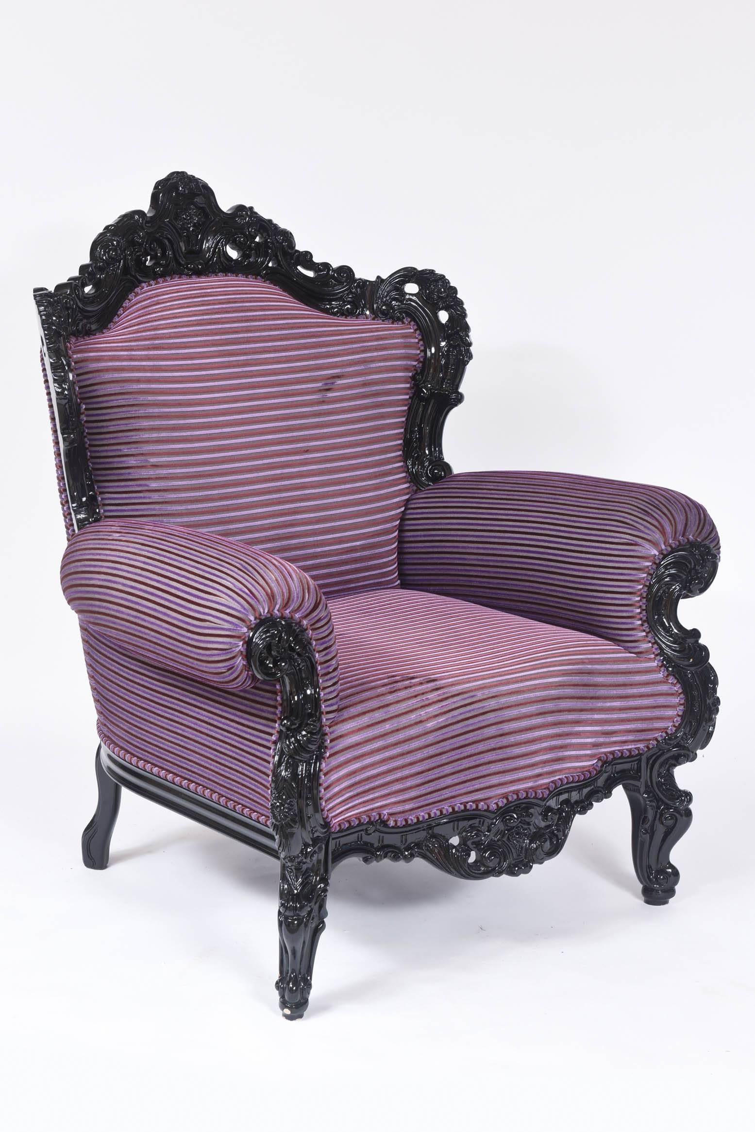 Maßgefertigter übergroßer Carlo Rampazzi-Sessel, schwarz mit maßgefertigter lila Polsterung (Chenille) im Angebot