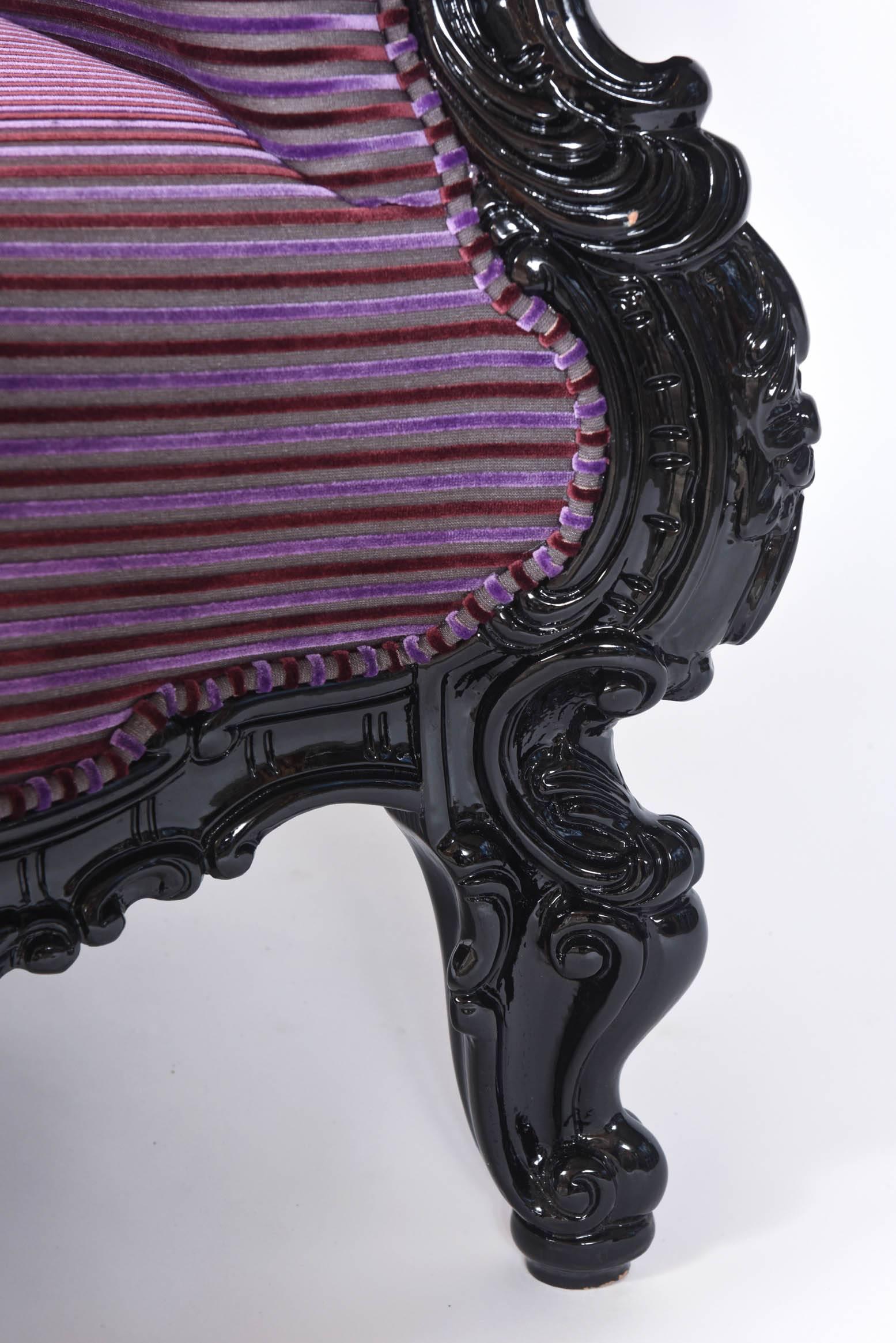 Maßgefertigter übergroßer Carlo Rampazzi-Sessel, schwarz mit maßgefertigter lila Polsterung im Angebot 1