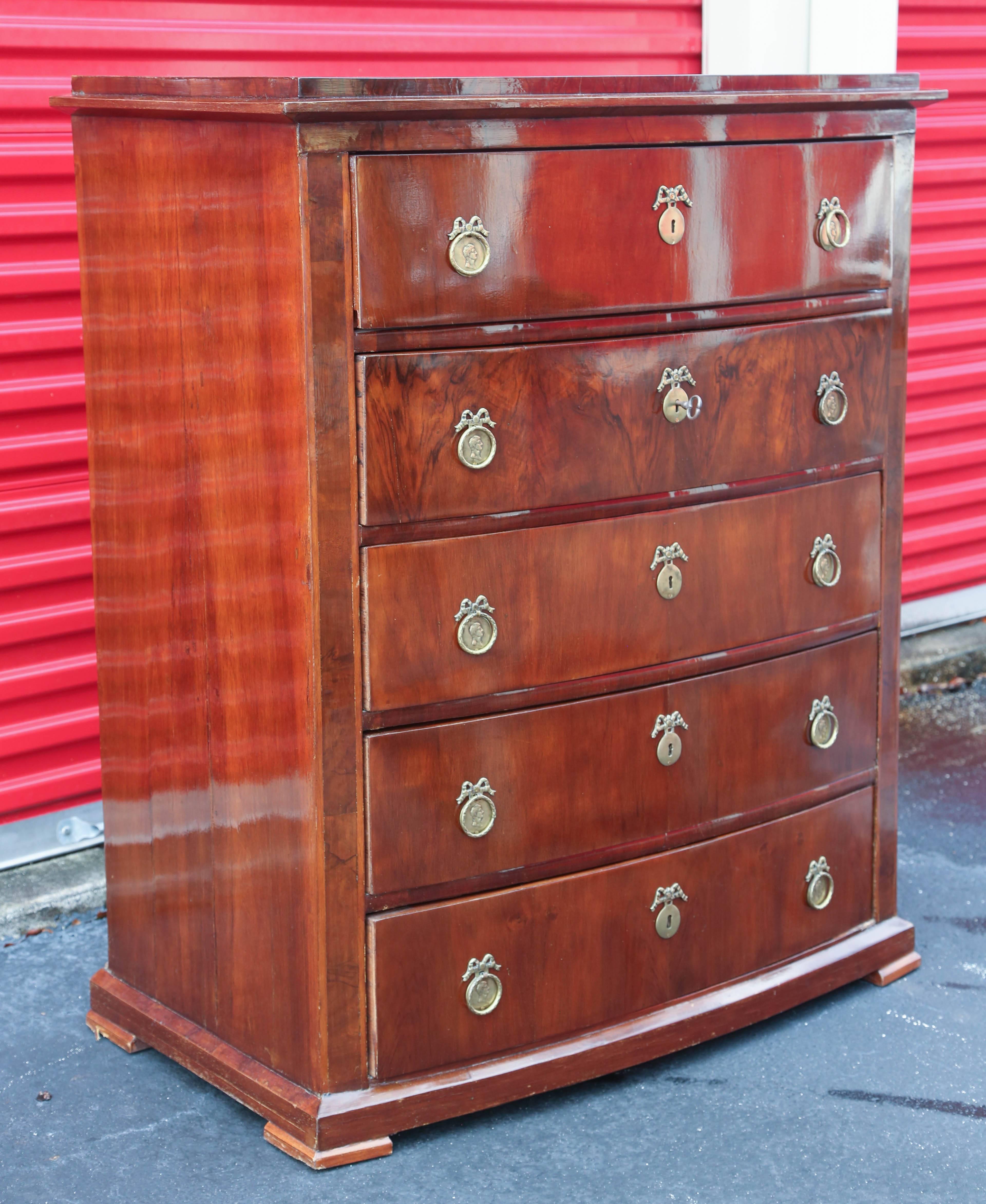 This is a superb quality antique mahogany chest of drawers.
It has all the original brass handles and escutcheons,
All the drawers are solid wood with dovetail joints.
The condition is very good and has the original patina.
To the top drawer it
