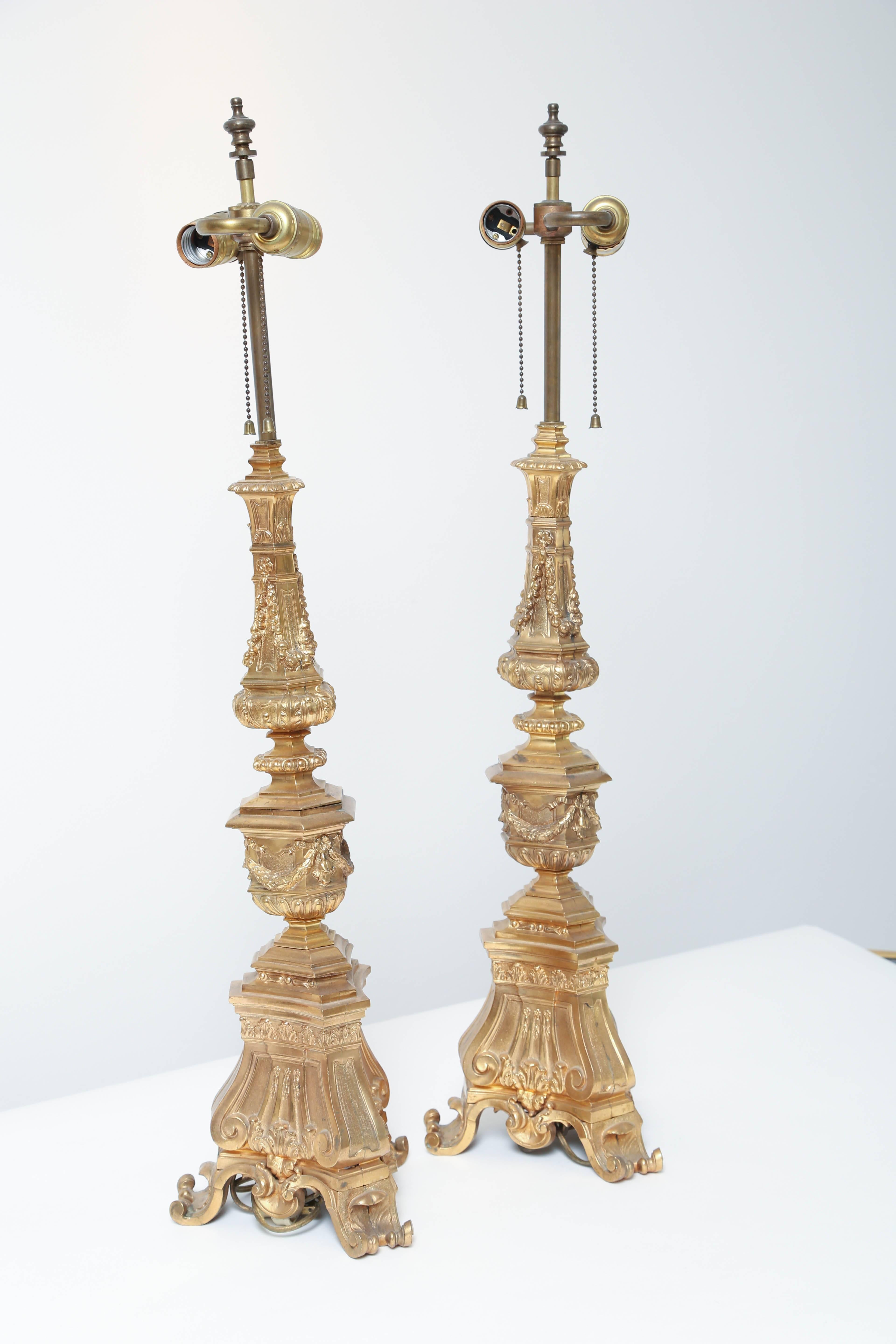 Baroque Pair of Monumental Gilt Bronze Tripodal Lamps, First Half of the 20th Century