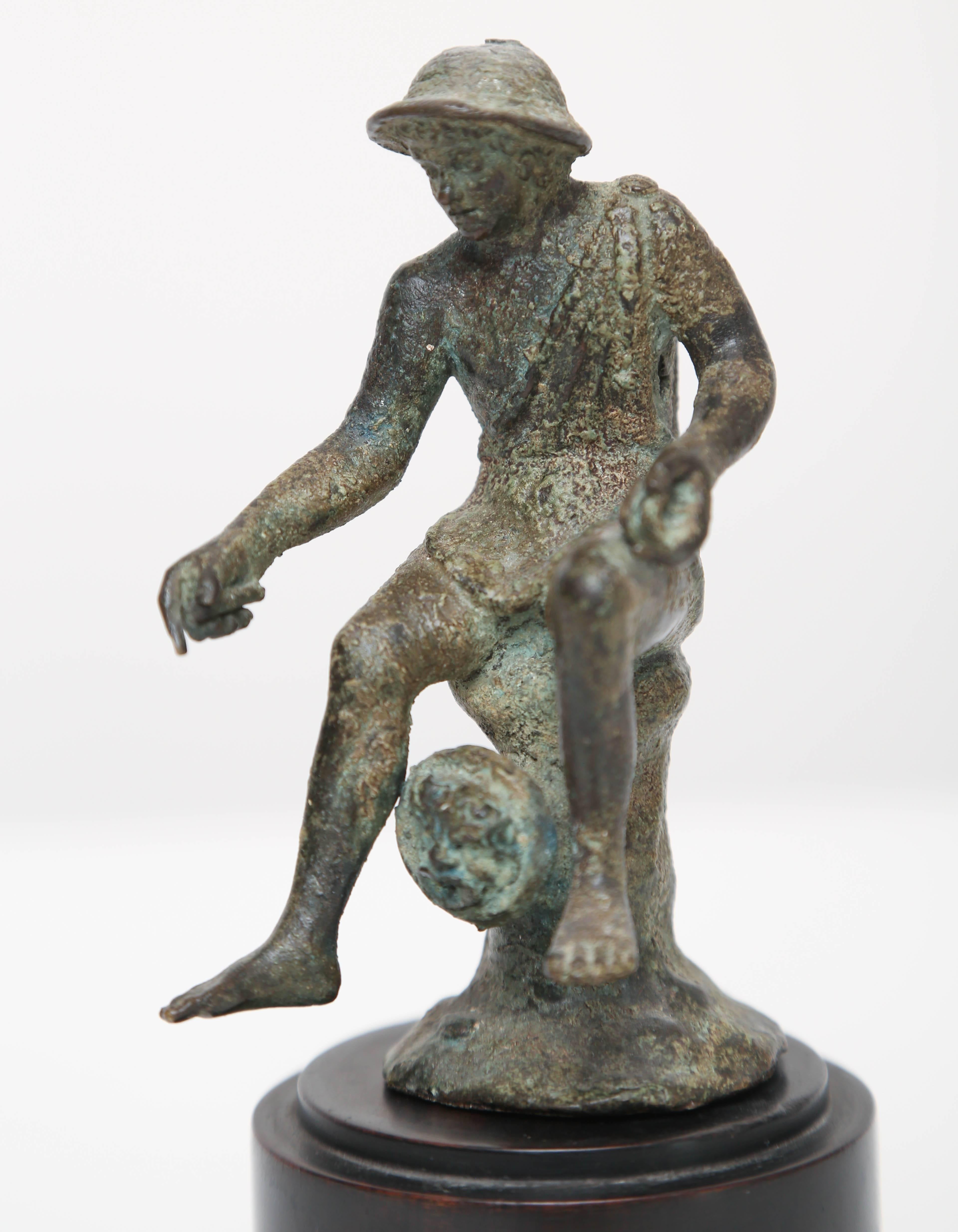 XIXe siècle Sculpture en bronze d'un pêcheur, d'après l'Antiquité romaine, trouvée à Pompéi en vente