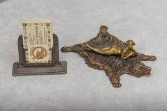 Bronze autrichien d'une femme nue allongée sur un tapis en peau d'ours par Franz Bergmann