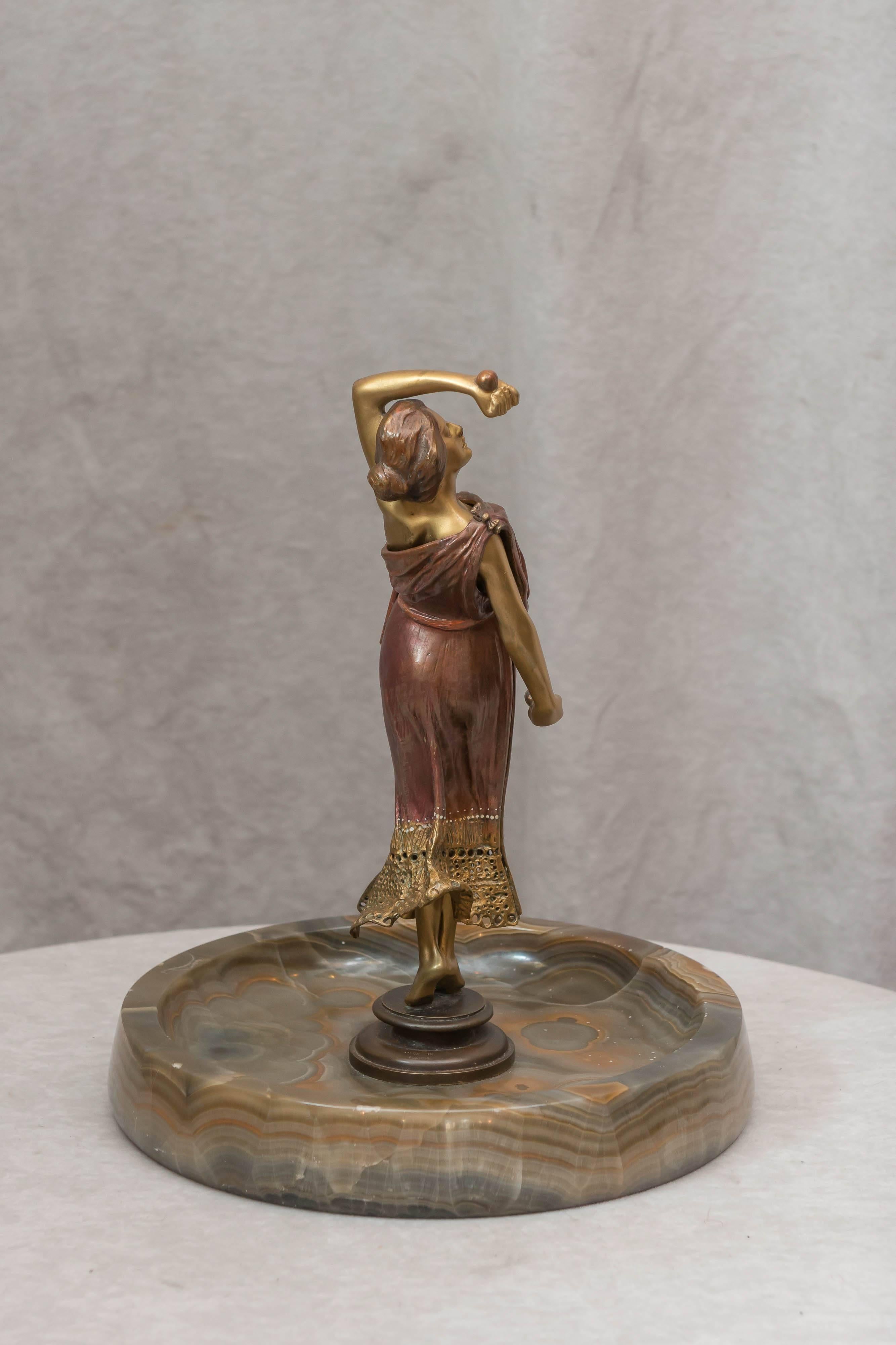 Art nouveau Naughty autrichienne, bronze amovible d'une jeune fille avec une robe amovible vers 1920 en vente