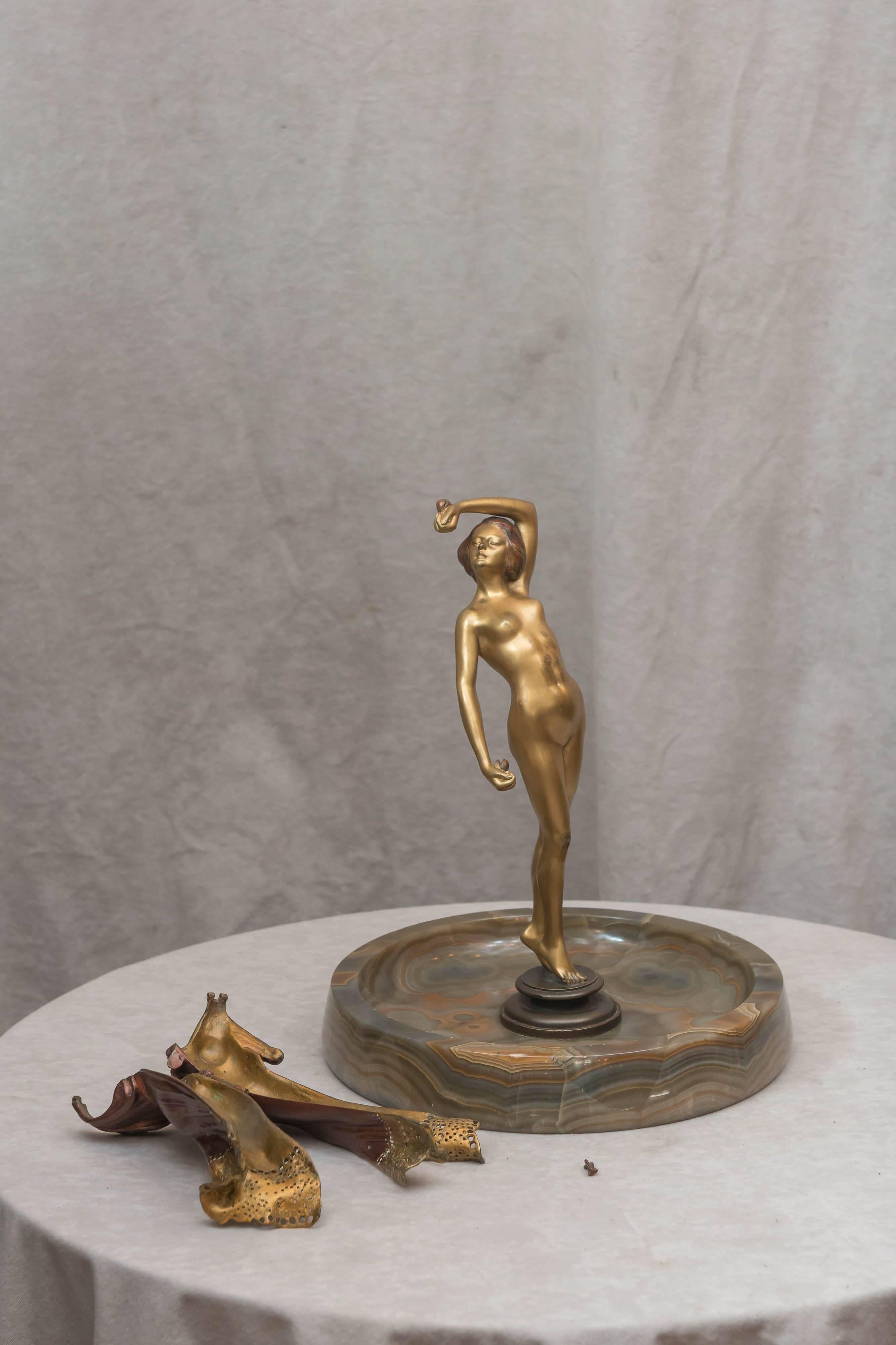 Autrichien Naughty autrichienne, bronze amovible d'une jeune fille avec une robe amovible vers 1920 en vente