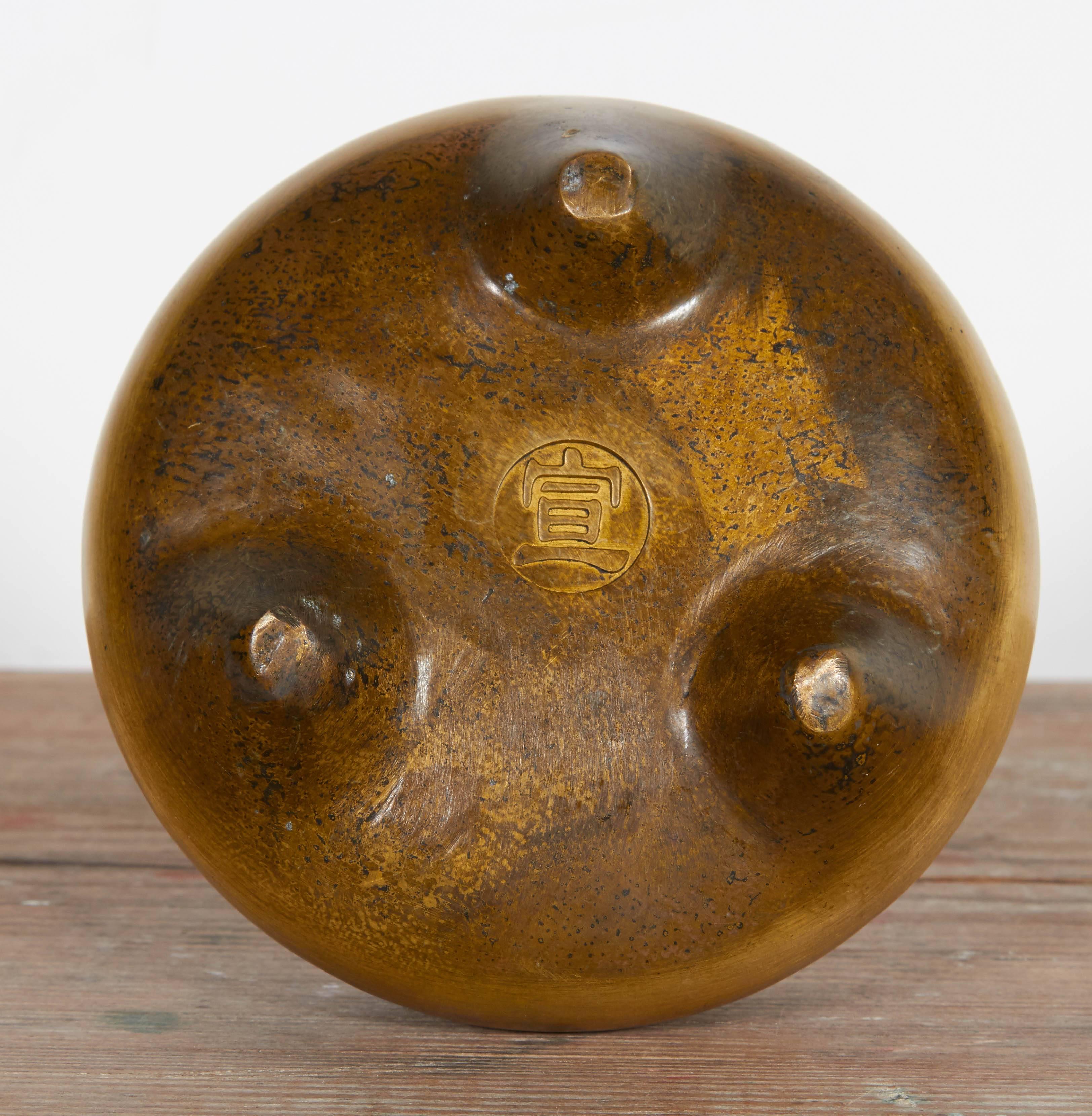 Sleekly Simple 19th Century Bronze Chinese Incense Burner In Excellent Condition In New York, NY