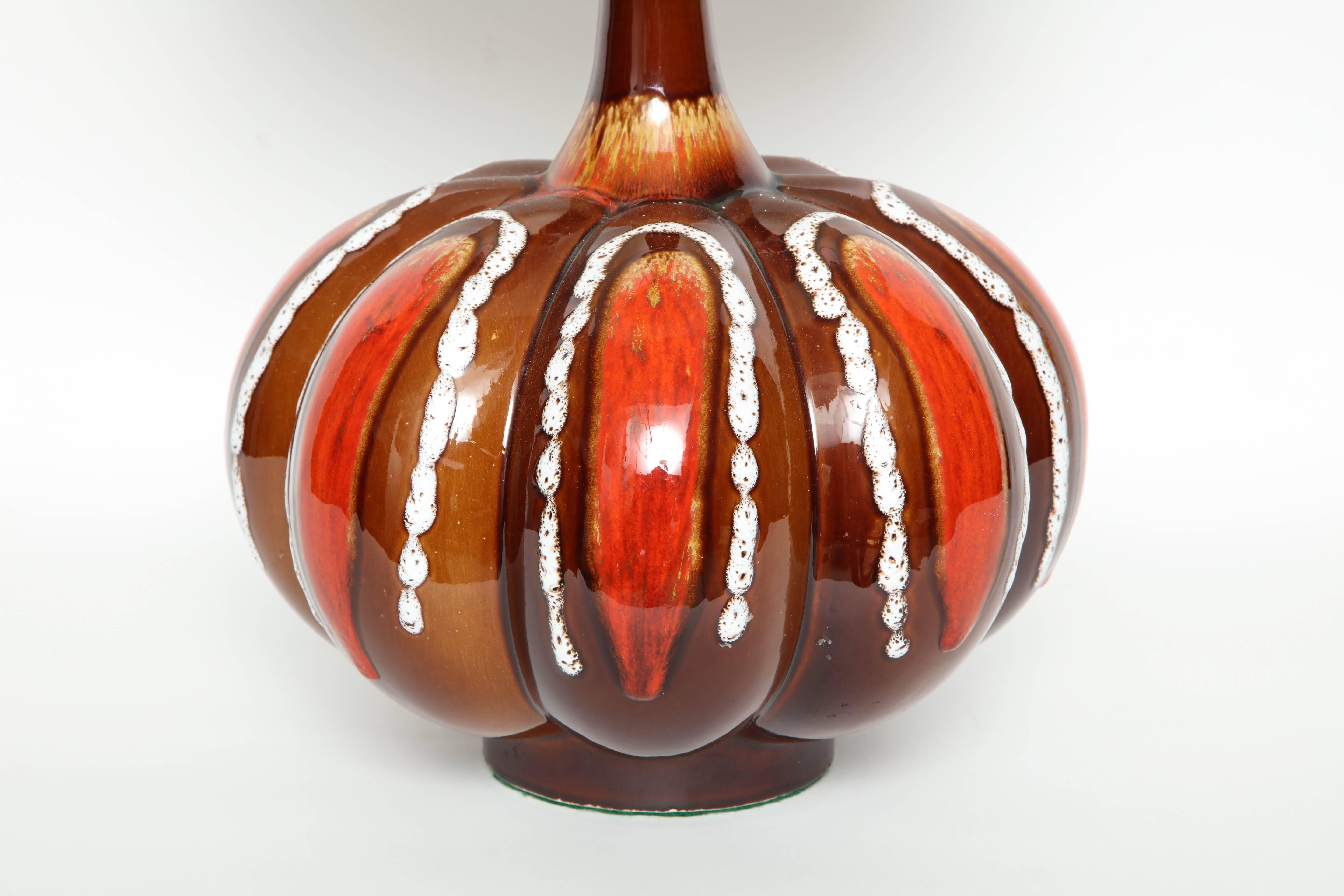 Lampe d'Allemagne de l'Ouest du milieu du siècle avec un corps encorné/sectionné aux tons vibrants de brun, d'ombre, d'orange brûlé et de blanc. Recâblé pour une utilisation aux États-Unis avec des ferrures en laiton. L'abat-jour n'est pas inclus.