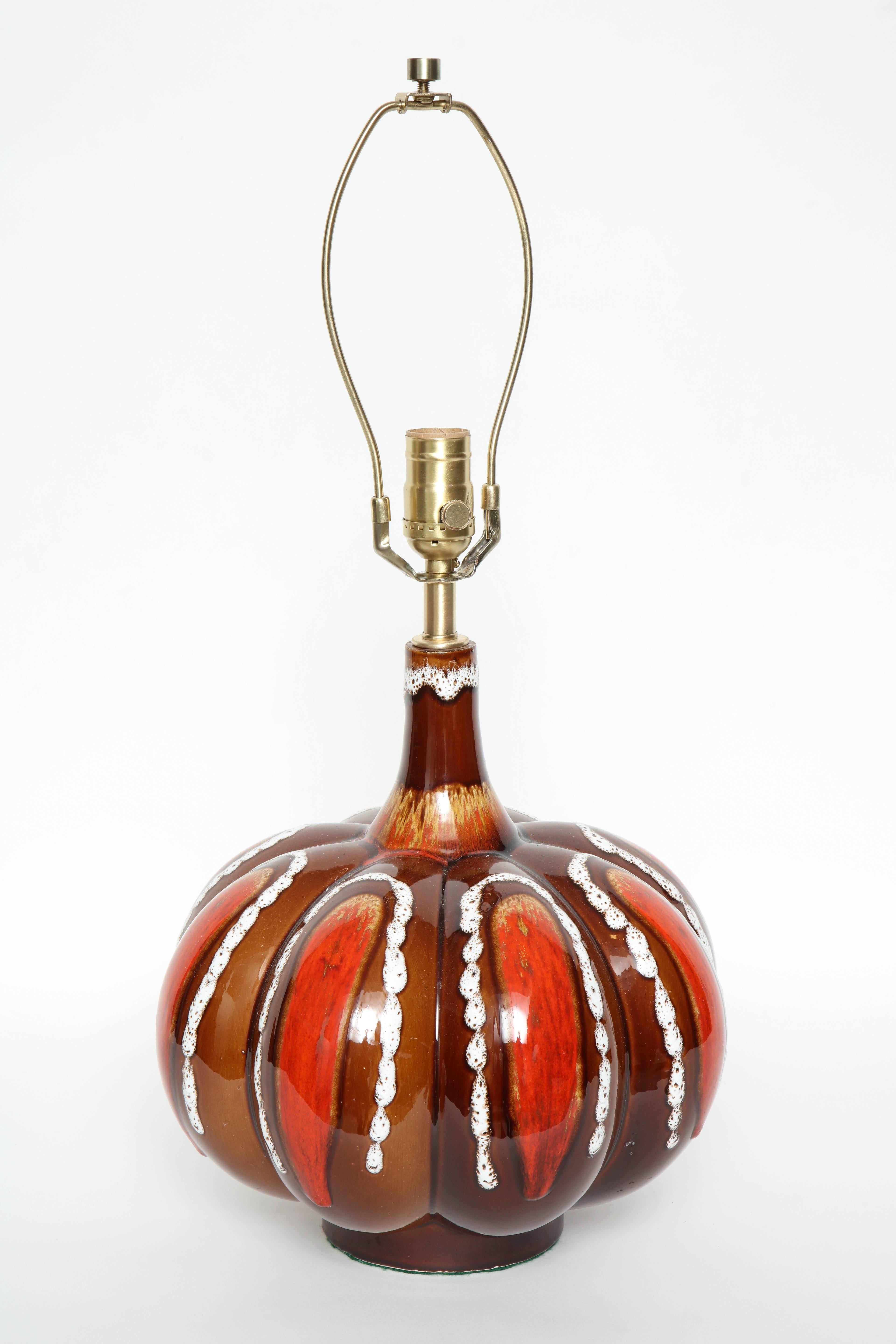 Vernissé Lampe en céramique ouest-allemande à glaçure vibrante en vente