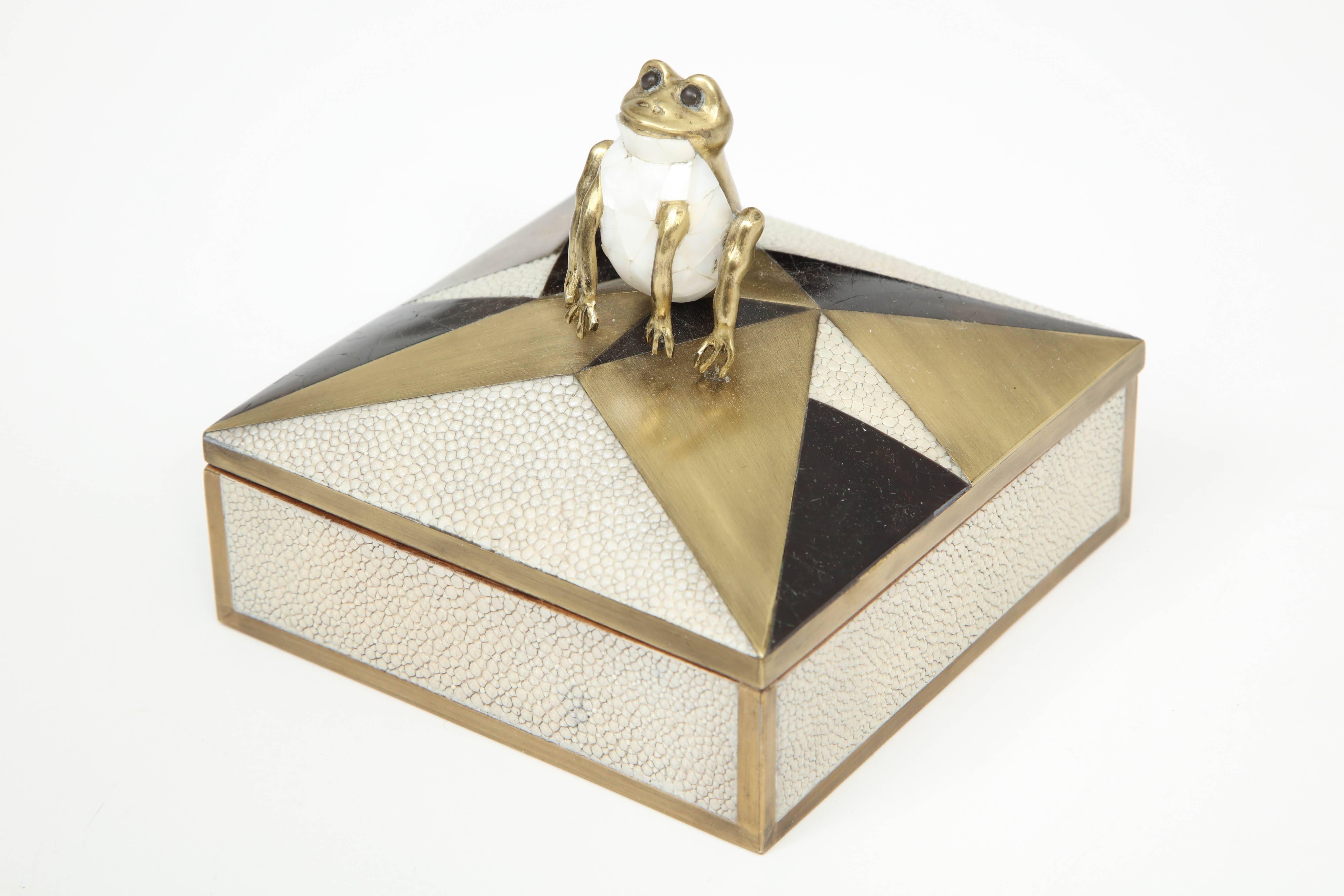 Decorative box with a beautiful frog made of mother-of-pearl.
The box is made of shagreen, palm wood and bronze details.