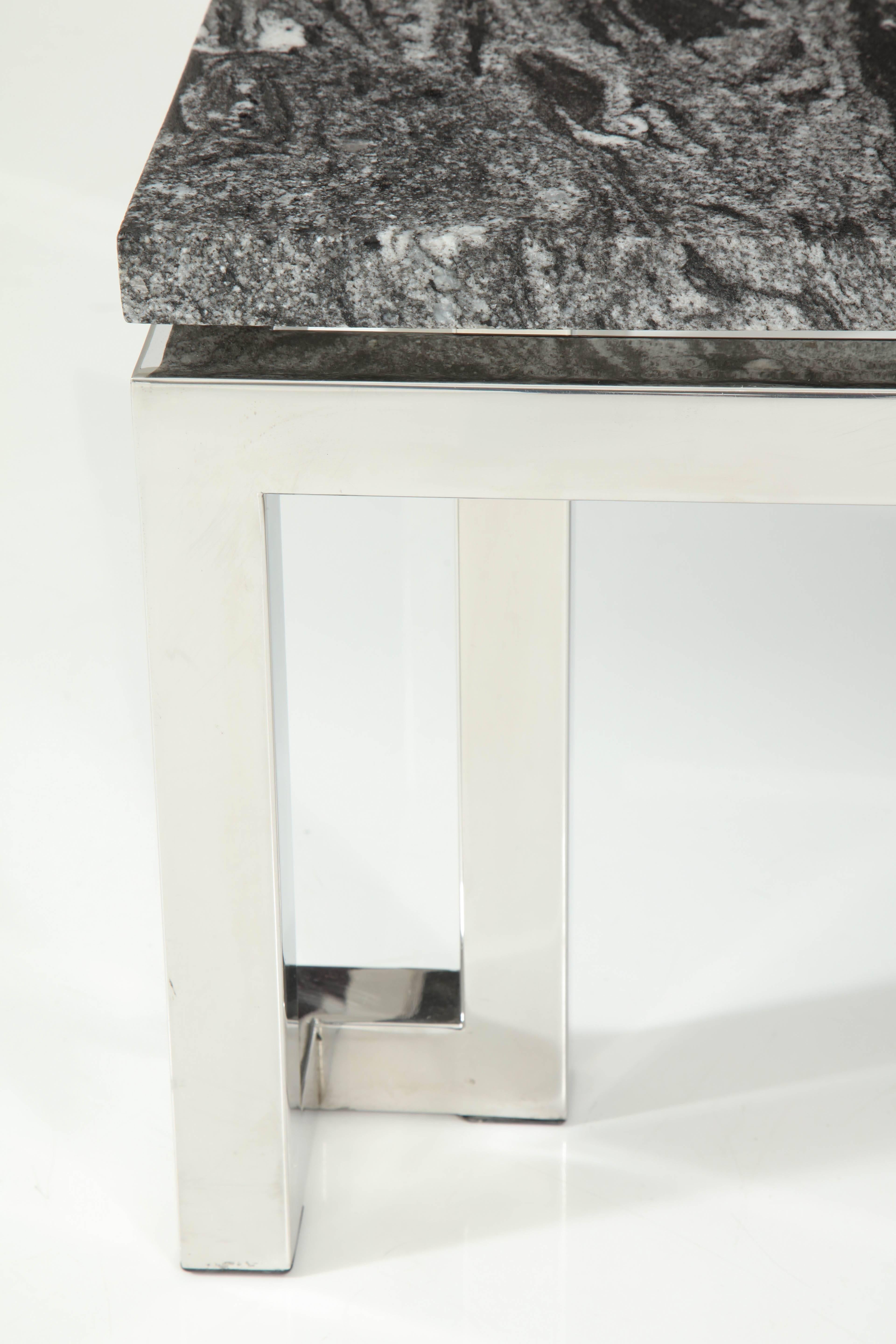 Table basse en chrome poli à motif de clé grecque en vente 2