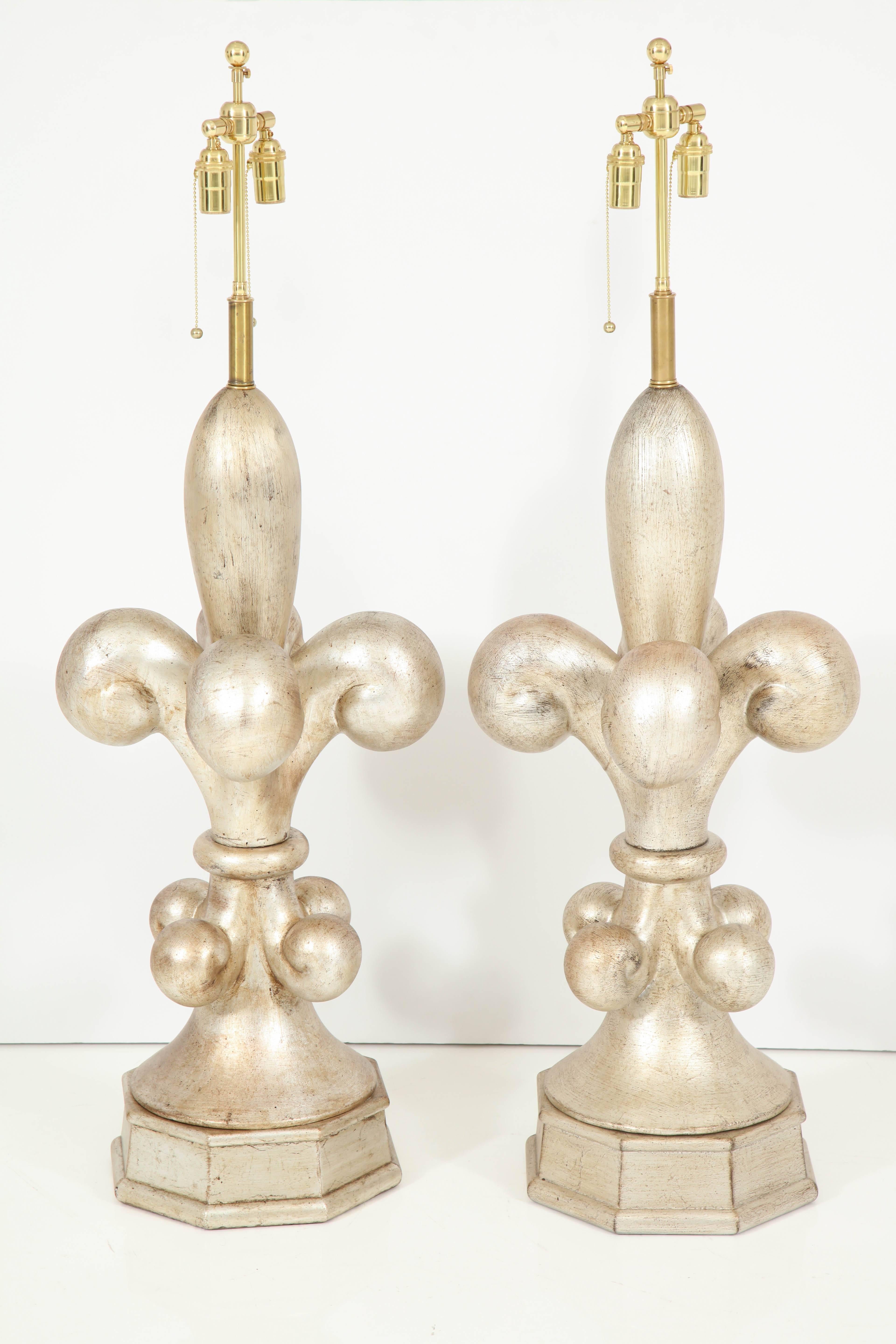 Américain Spectaculaire paire de lampes Fleur-de-Lis de Marbro en vente