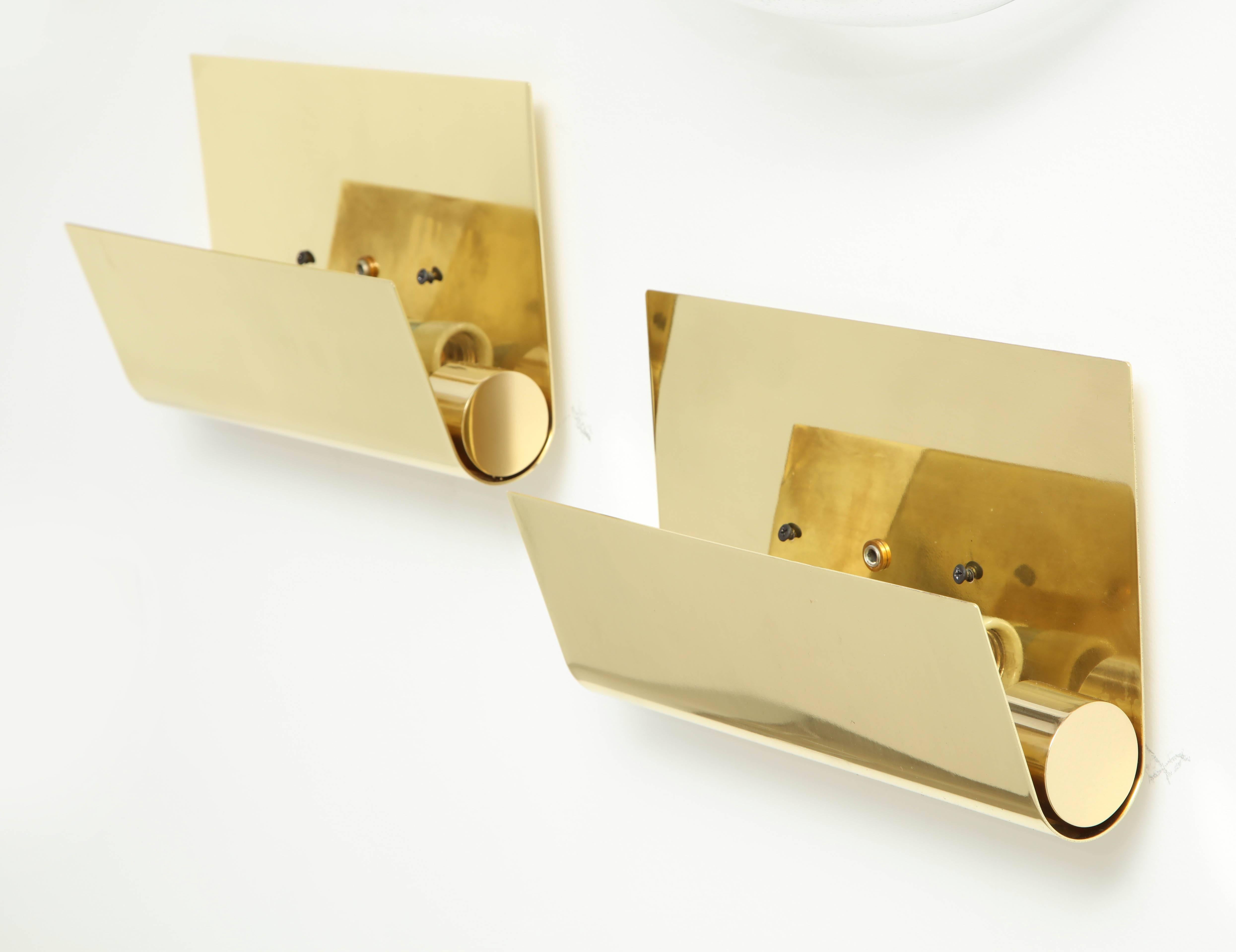 Pair of Minimalist Italian Brass Sconces In Excellent Condition In New York, NY