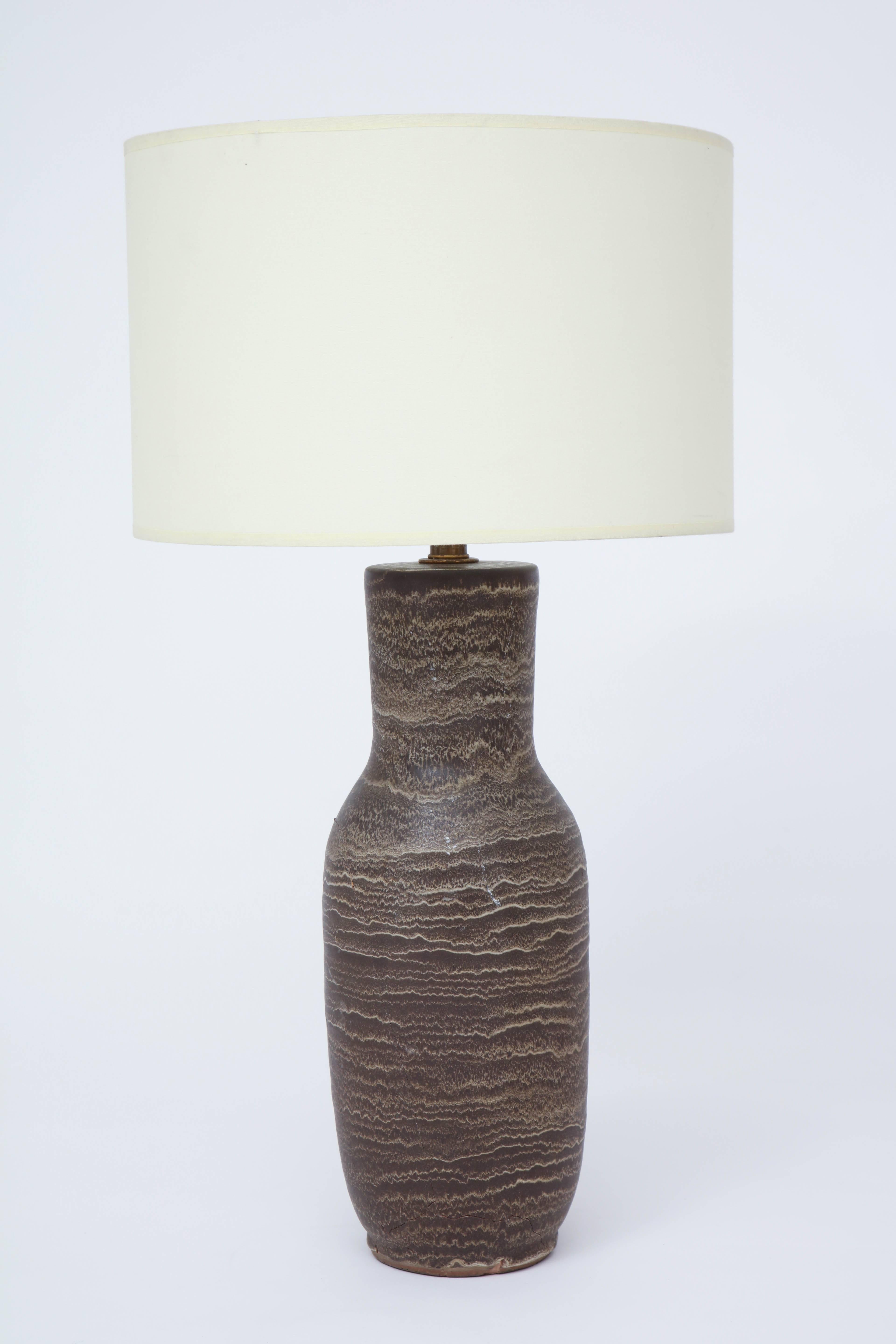 A single brown ceramic table lamps with a striated design. Designed by Lee Rosen for Design Technics. 

USA, circa 1950. 

Shade not included.

Newly rewired with new patinated brass socket and French black silk twist cord. 

Dimensions:
Height to