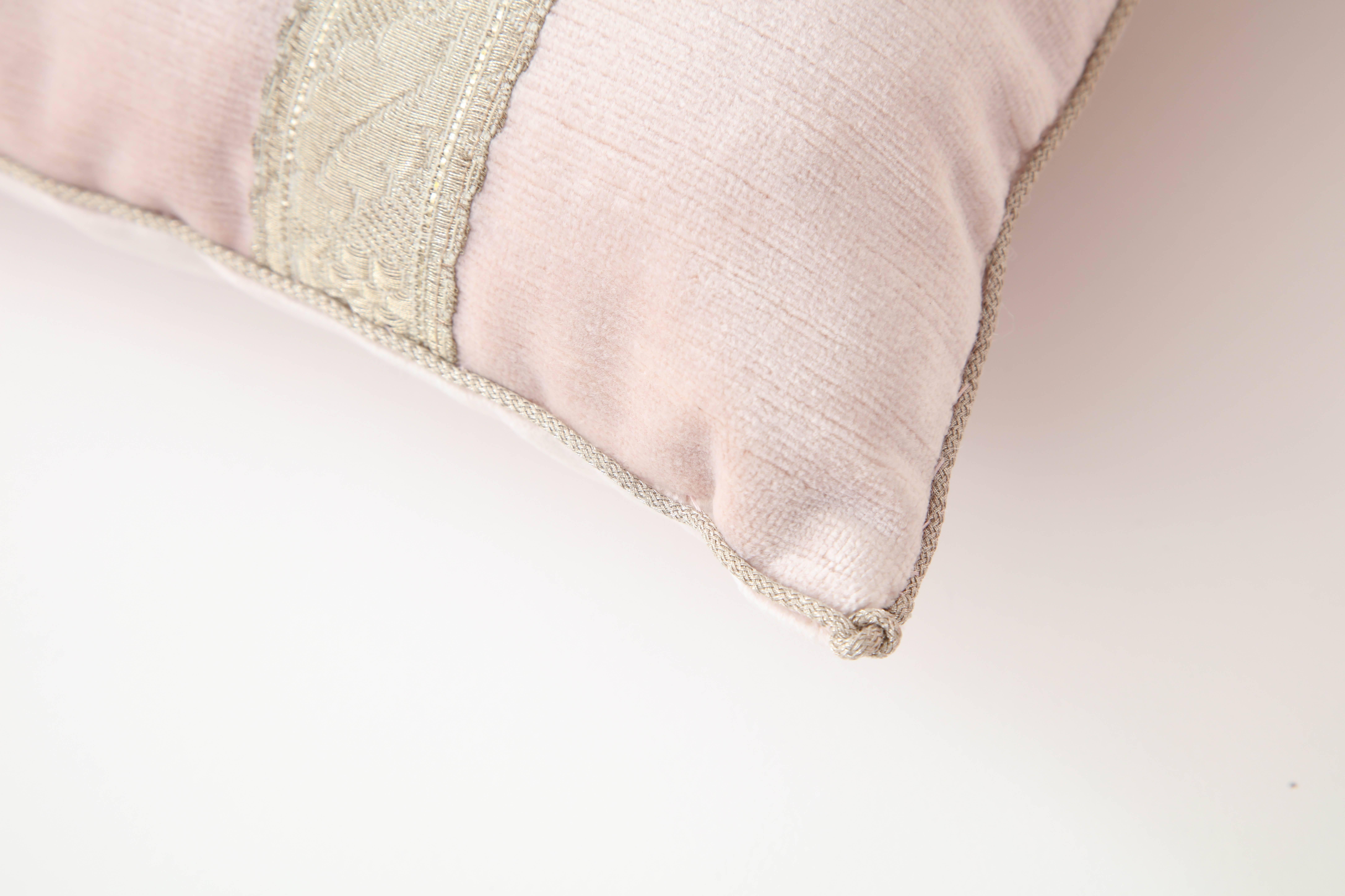 Pair of Blush Pink Velvet Pillows In Excellent Condition In New York, NY