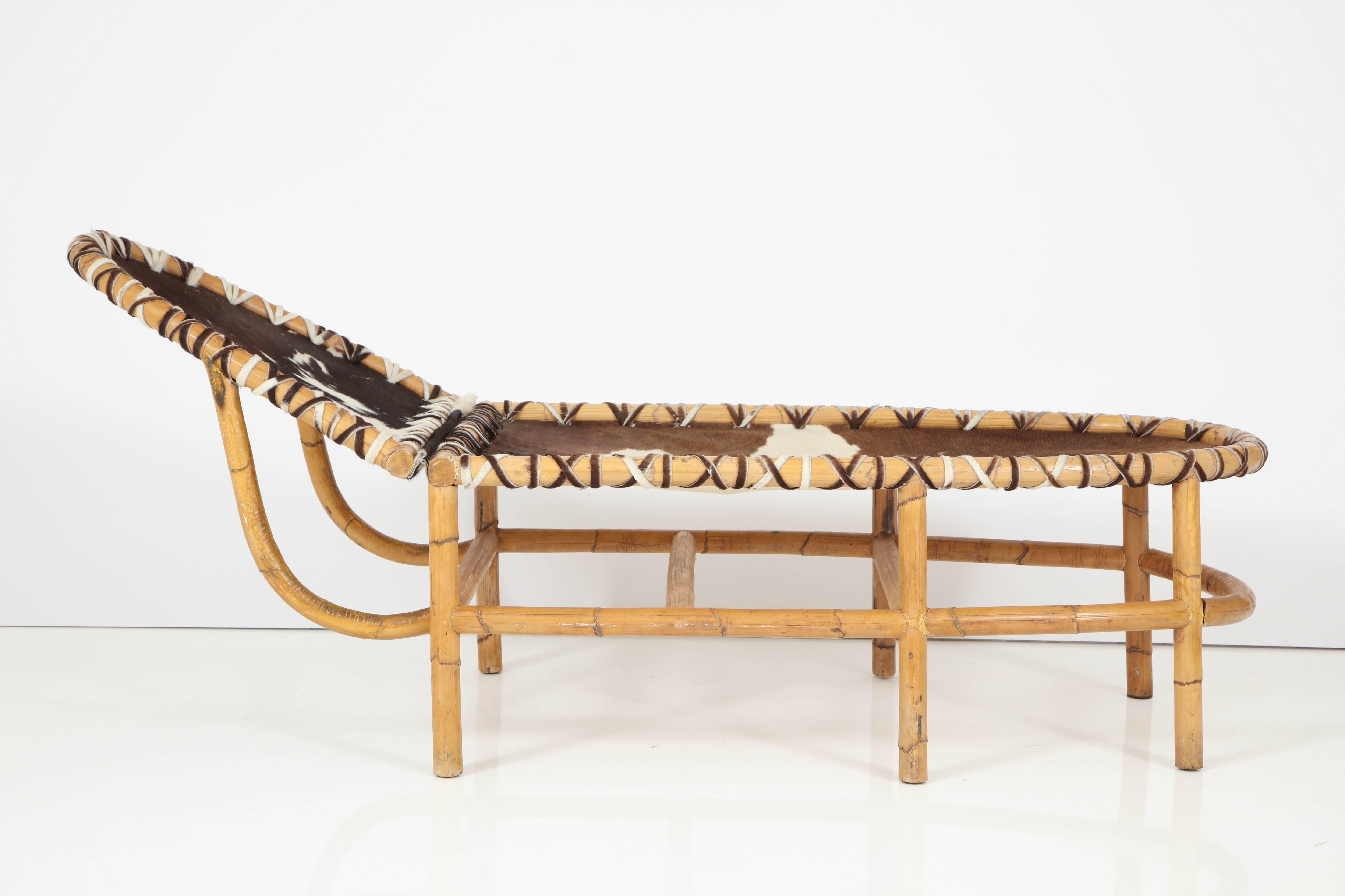 Bamboo and Cowhide Chaise Longue (Moderne der Mitte des Jahrhunderts) im Angebot