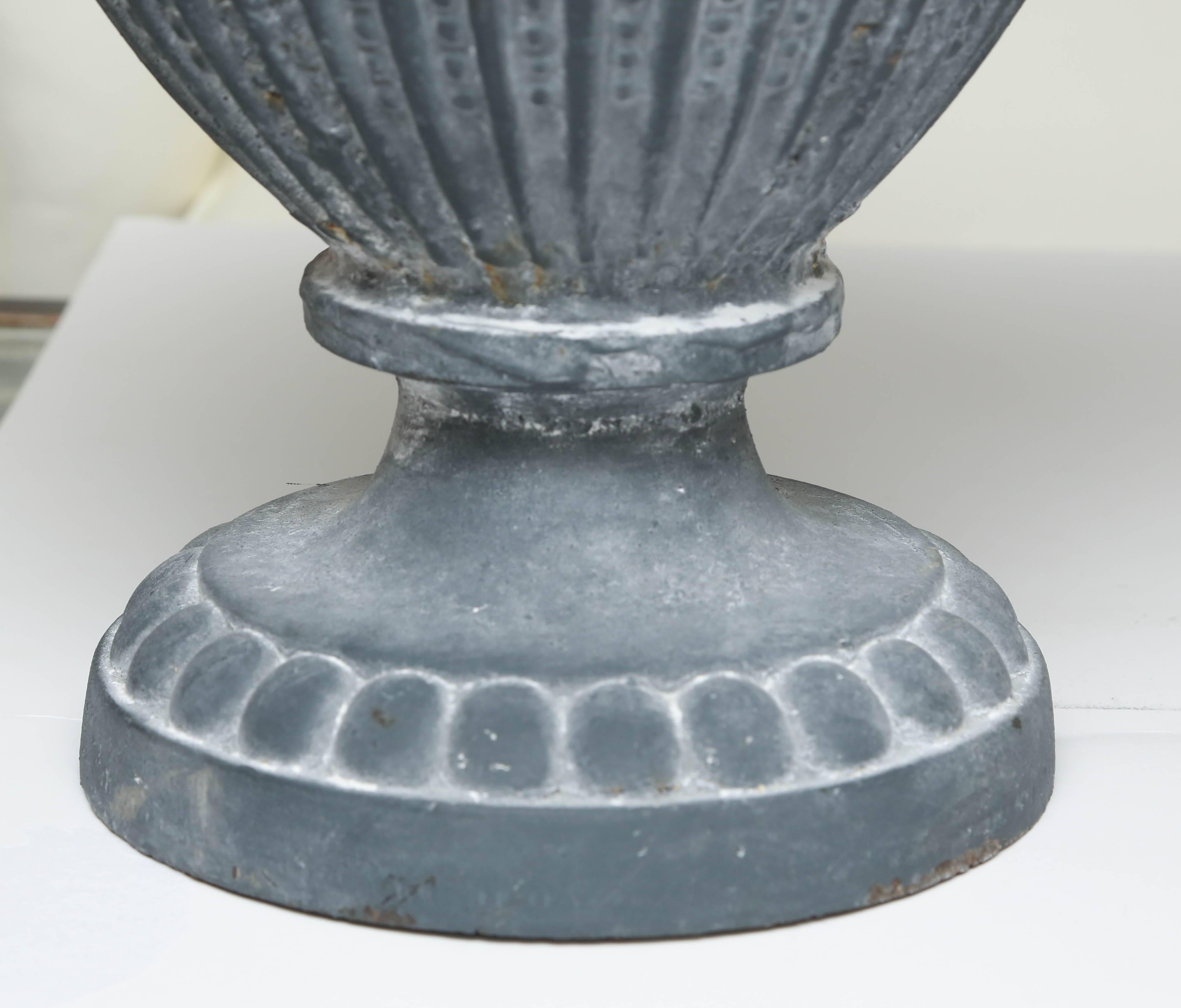 Great Greco-Roman form, excellent size.
Lids are removable.