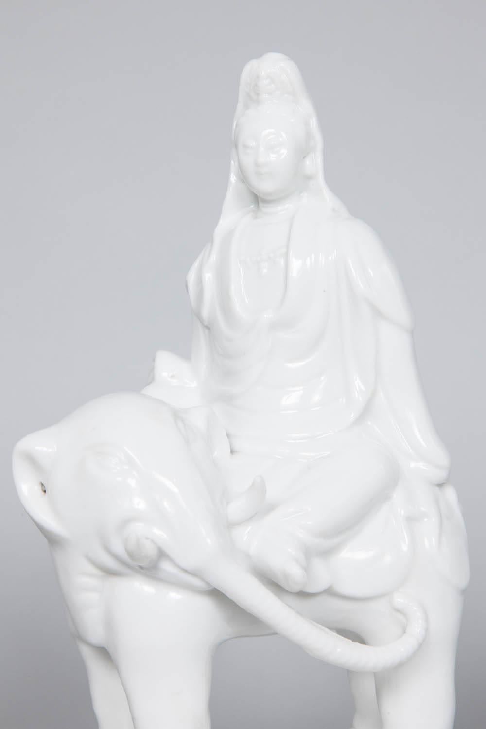 18th Century Pair of Blanc de Chine Guanyin Figure For Sale 1