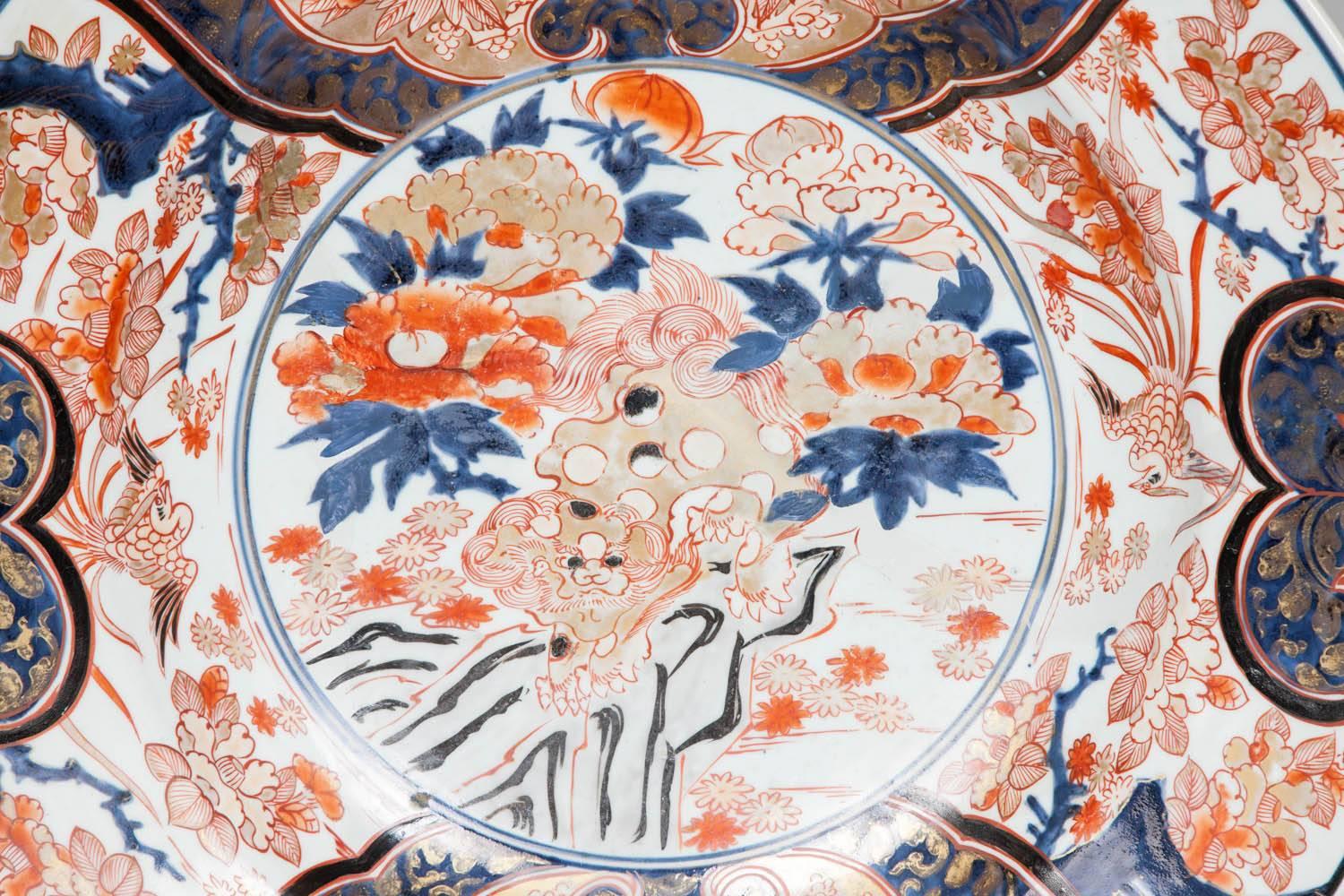 Large Early 18th Century Japanese Blue and White Imari Charger In Fair Condition In London, GB