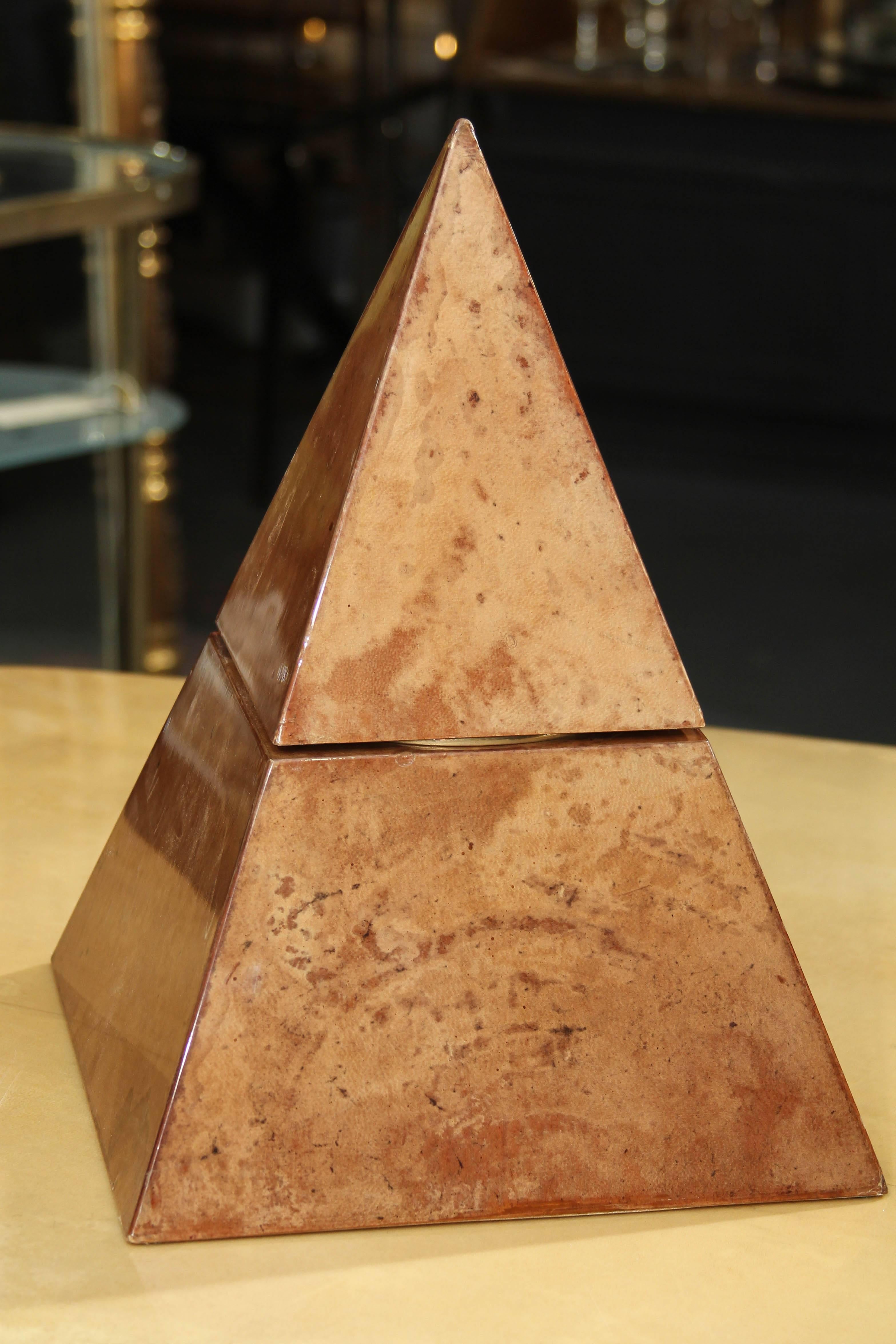 Pyramiden-Eiskübel-Skulptur aus lackiertem Ziegenleder von Aldo Tura (Italienisch) im Angebot