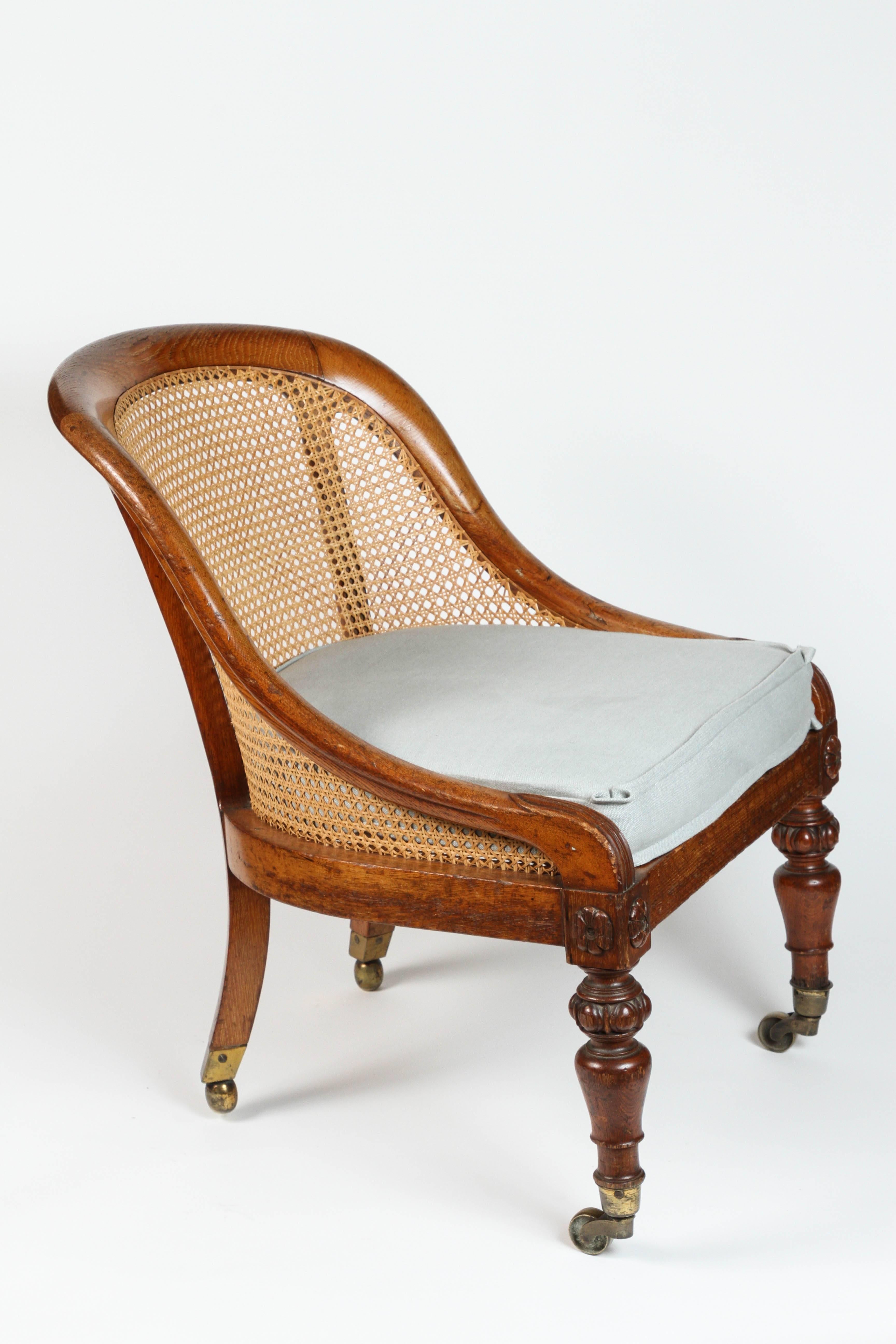Elm 19th Century Pair of English Caned Spoon-Back Chairs For Sale