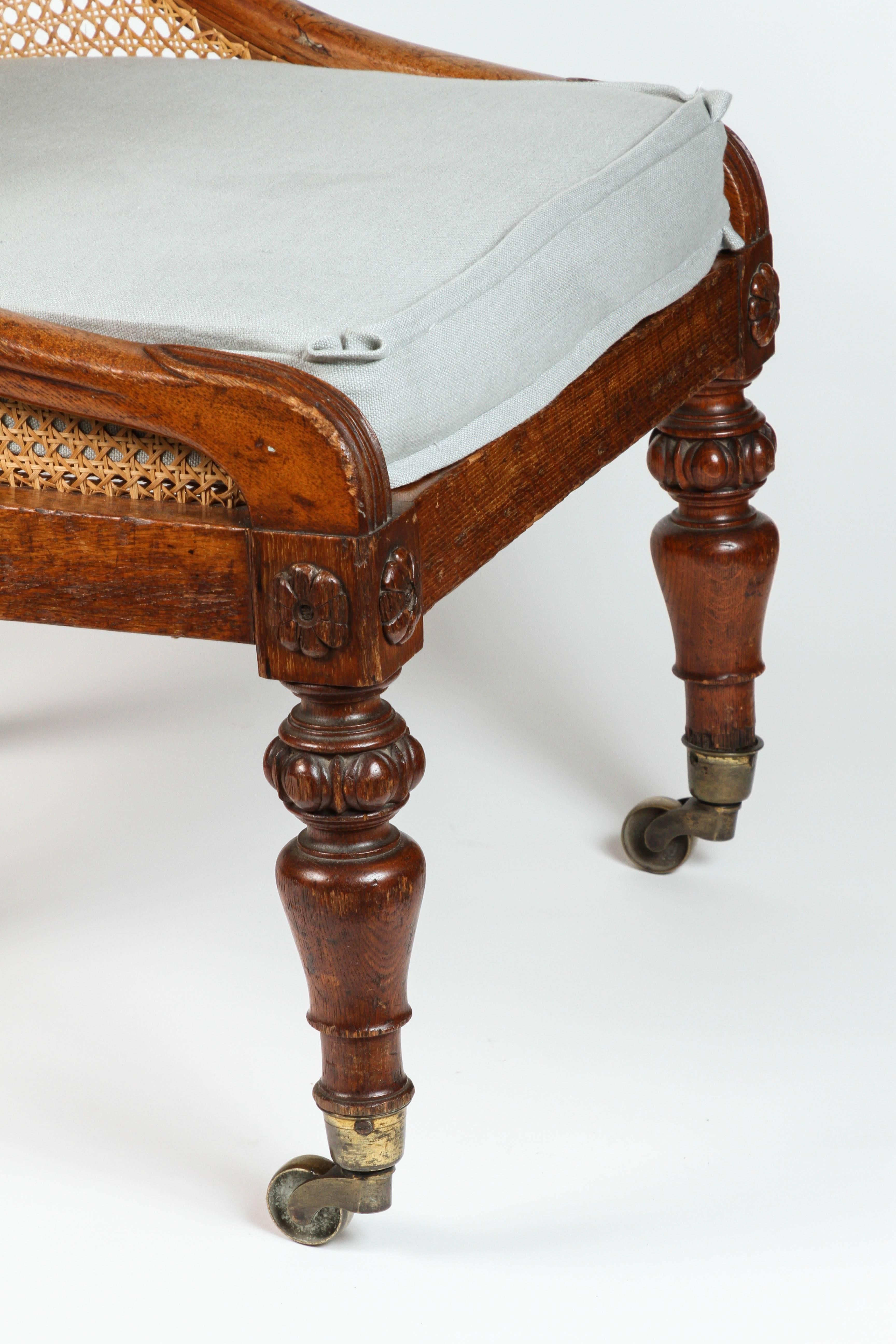 19th Century Pair of English Caned Spoon-Back Chairs For Sale 1