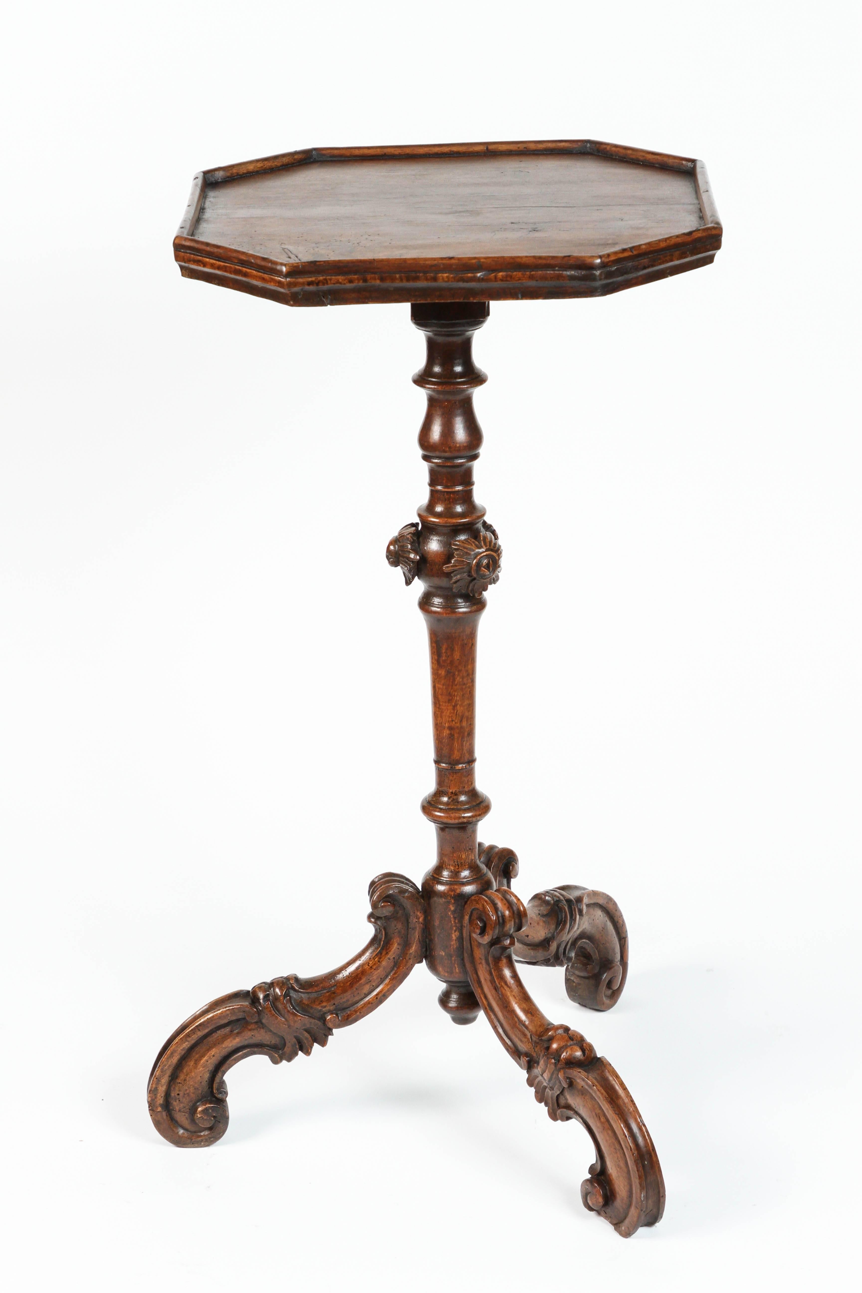 Pair of 18th Century Venetian Walnut Candlestands In Excellent Condition In Los Angeles, CA