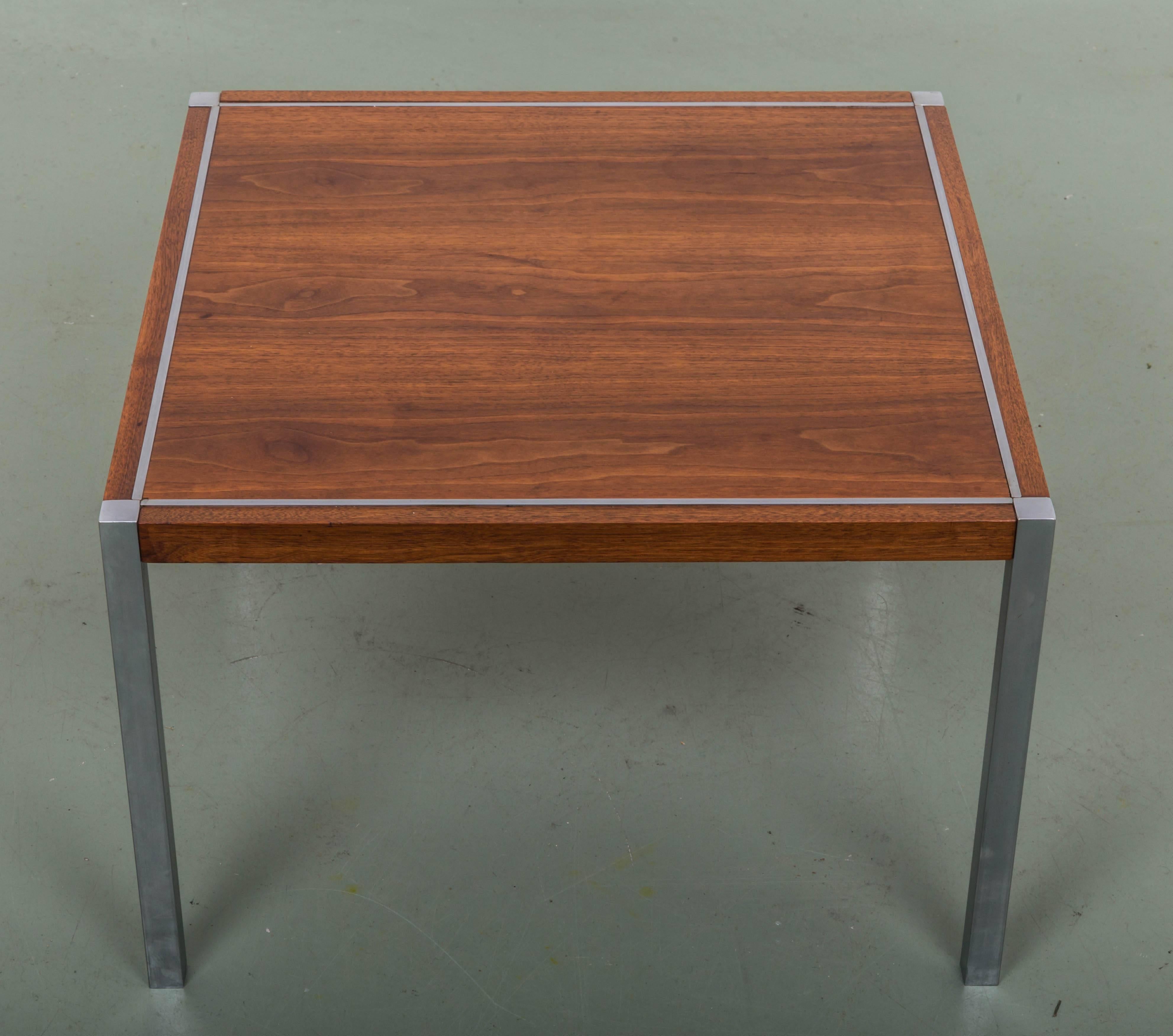 Pair of Walnut Side Tables by Richard Schultz for Knoll In Good Condition In Southampton, NY