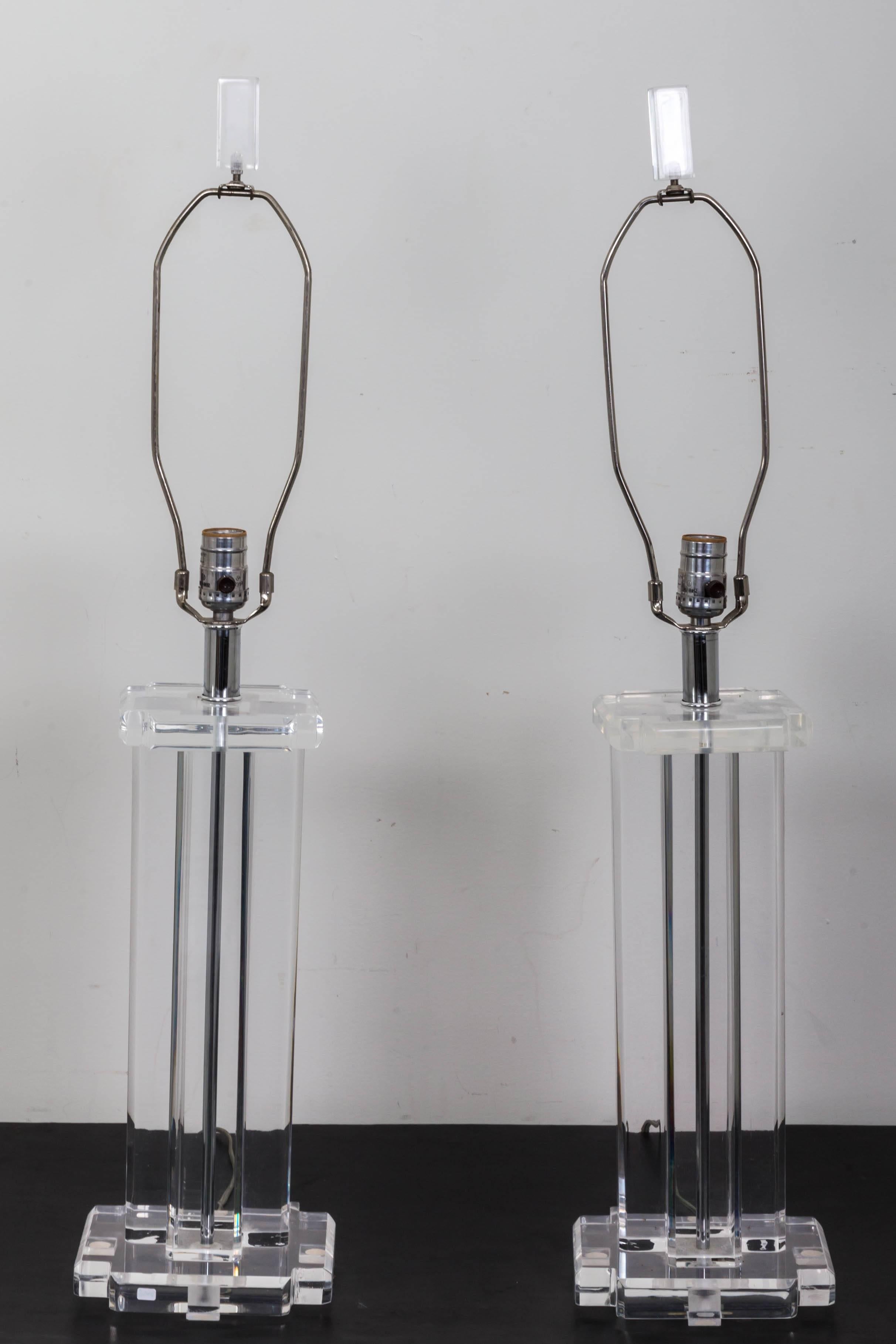 Pair of Lucite Rectangular Column Table Lamps In Good Condition For Sale In Southampton, NY