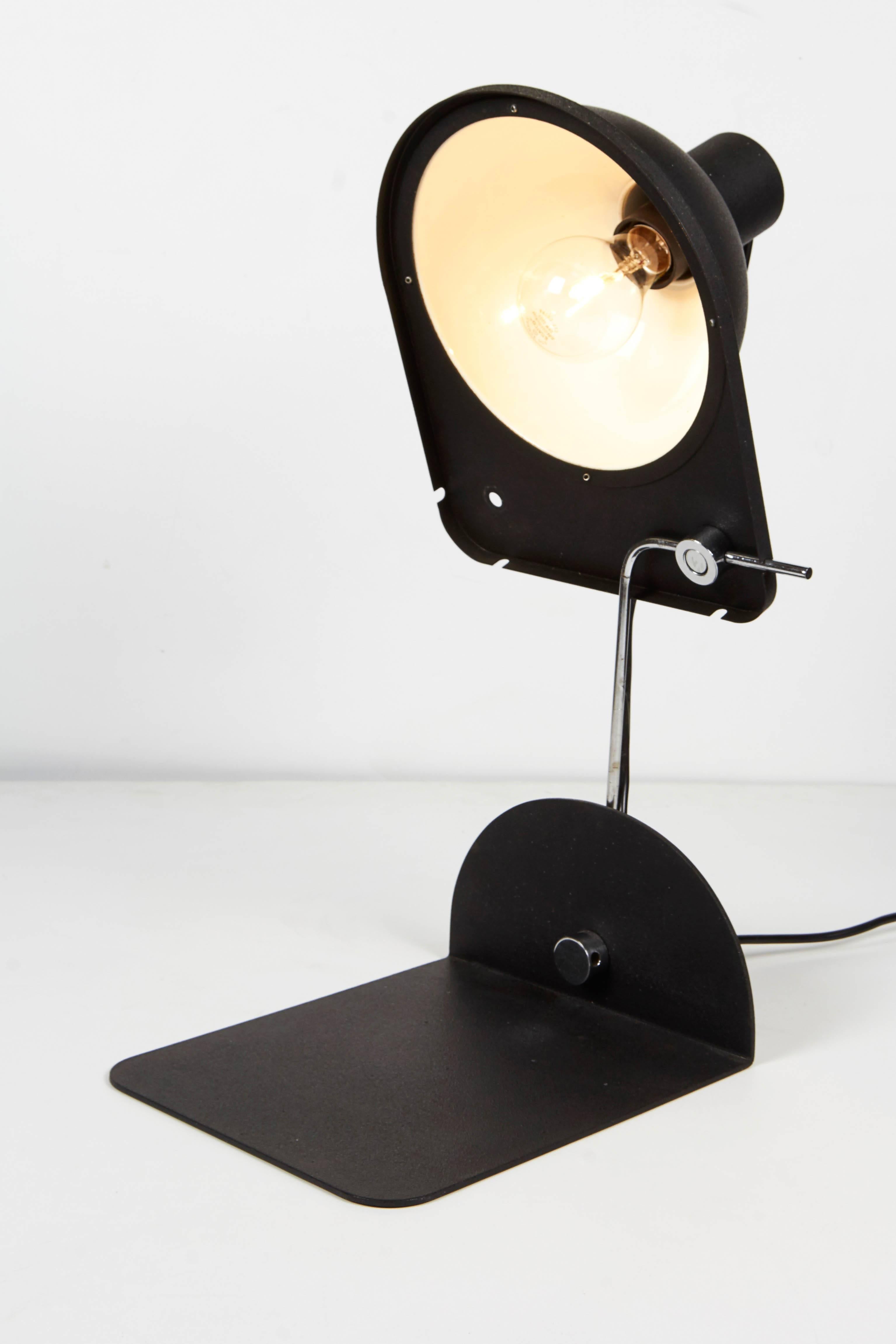 1970 schwarz satinierte Emaille und Chrom Schreibtischlampe oder Wandregal Lampe von italienischen Licht Firma Luci, gedruckt 
