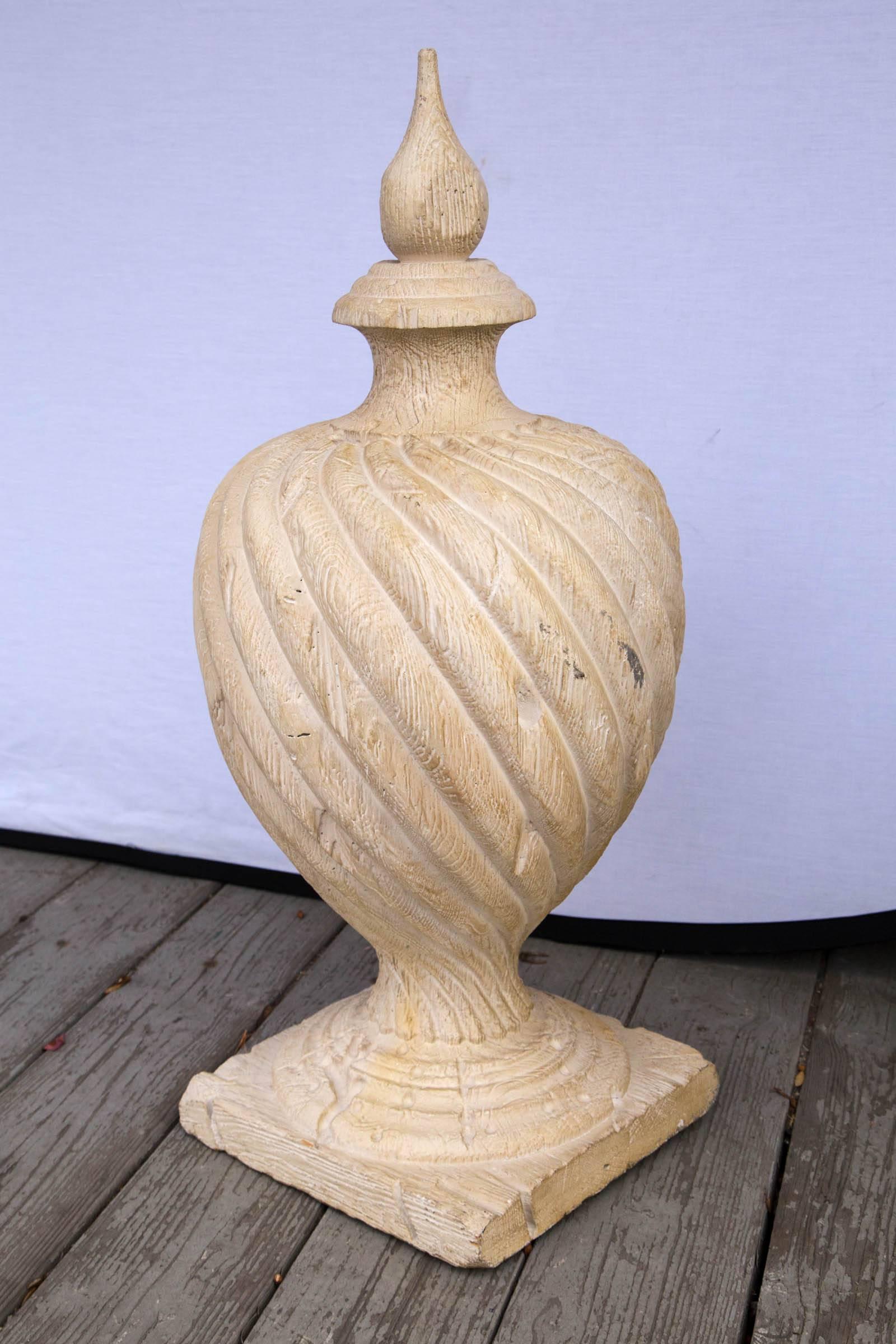 Pair of Neoclassical Style Finials of Carved and Painted Wood In Good Condition For Sale In Woodbury, CT