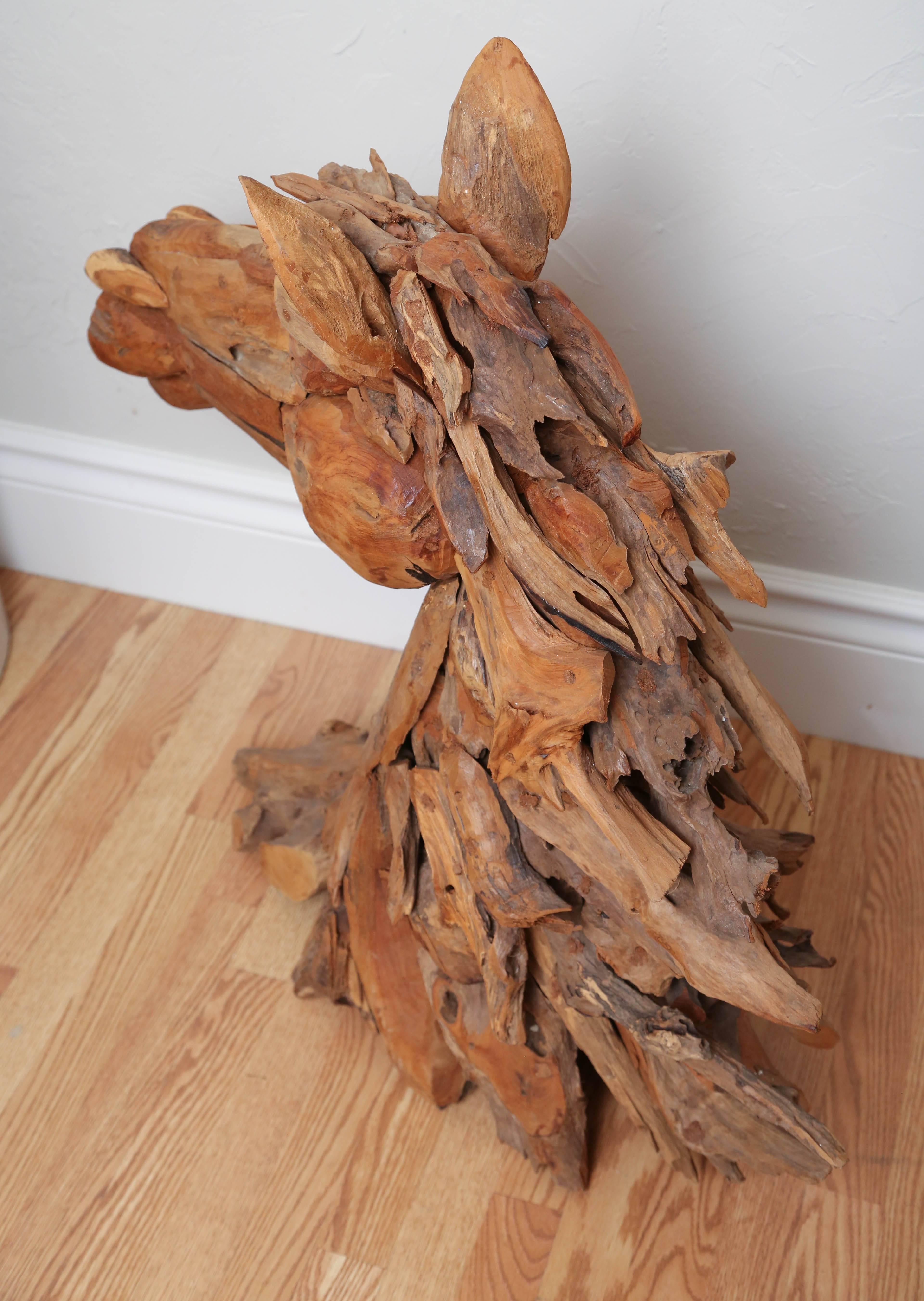 Impressionnante sculpture de tête de cheval en bois flotté.