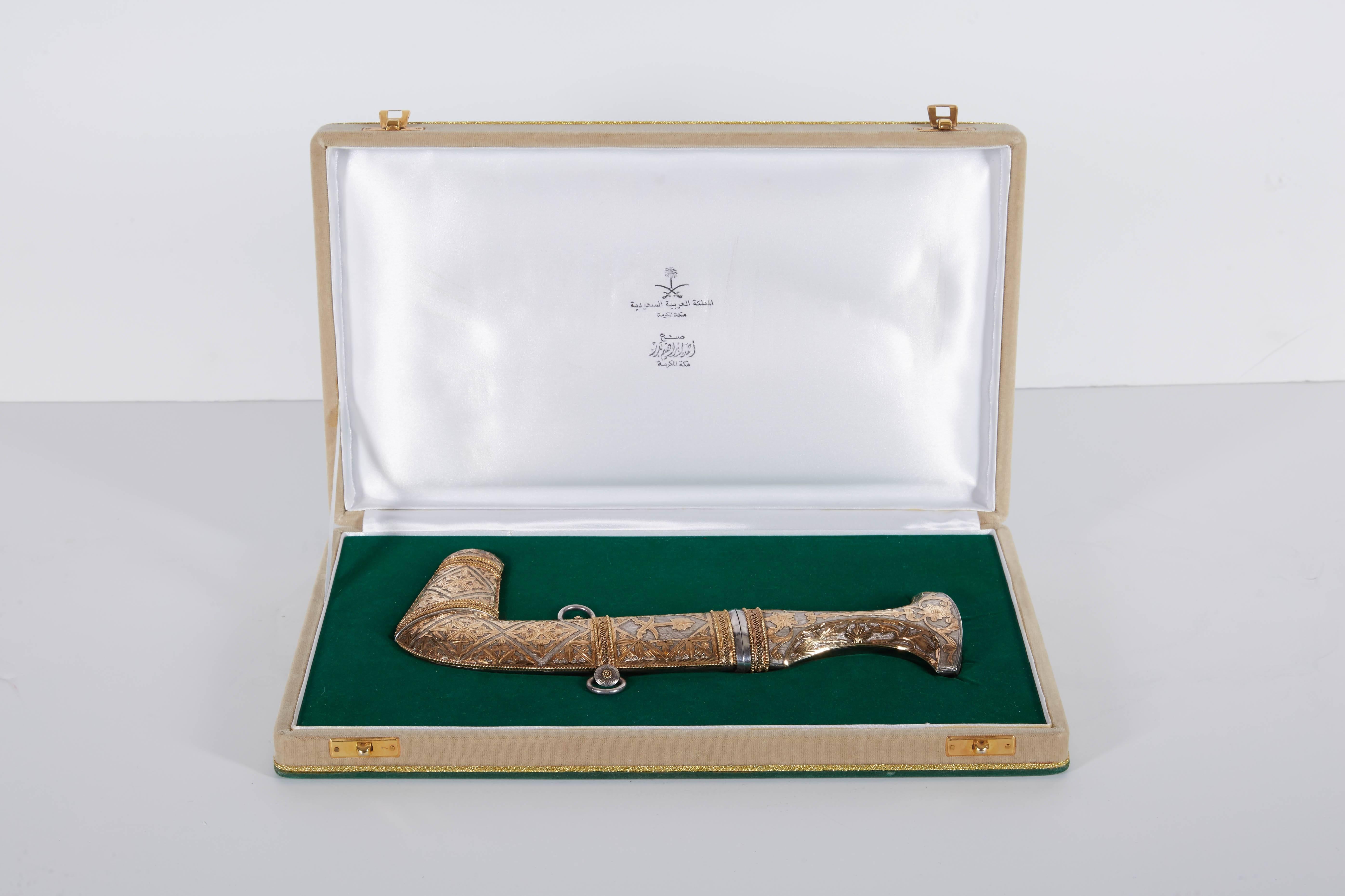 A fine silver and gold Royal Saudi Arabian presentation Dagger Jambiya Khanjar in fitted original box.

Signed by artist.

Made to give as gifts to royal members / officials of Saudi Arabia,

20th century.

Measure: Dagger 11