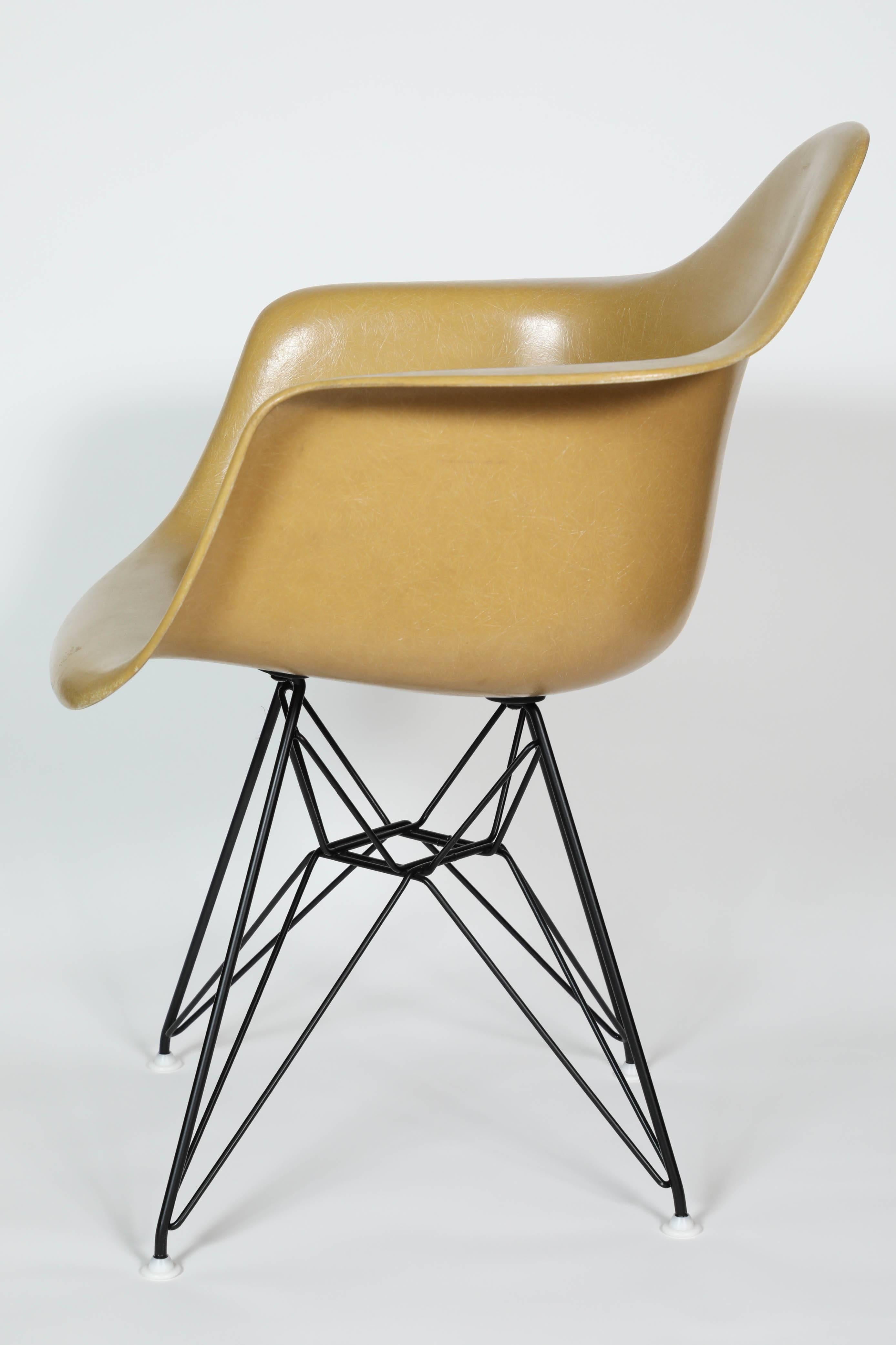 Mid-Century Modern Eames Herman Miller Shell Set of Four with Eiffel Base