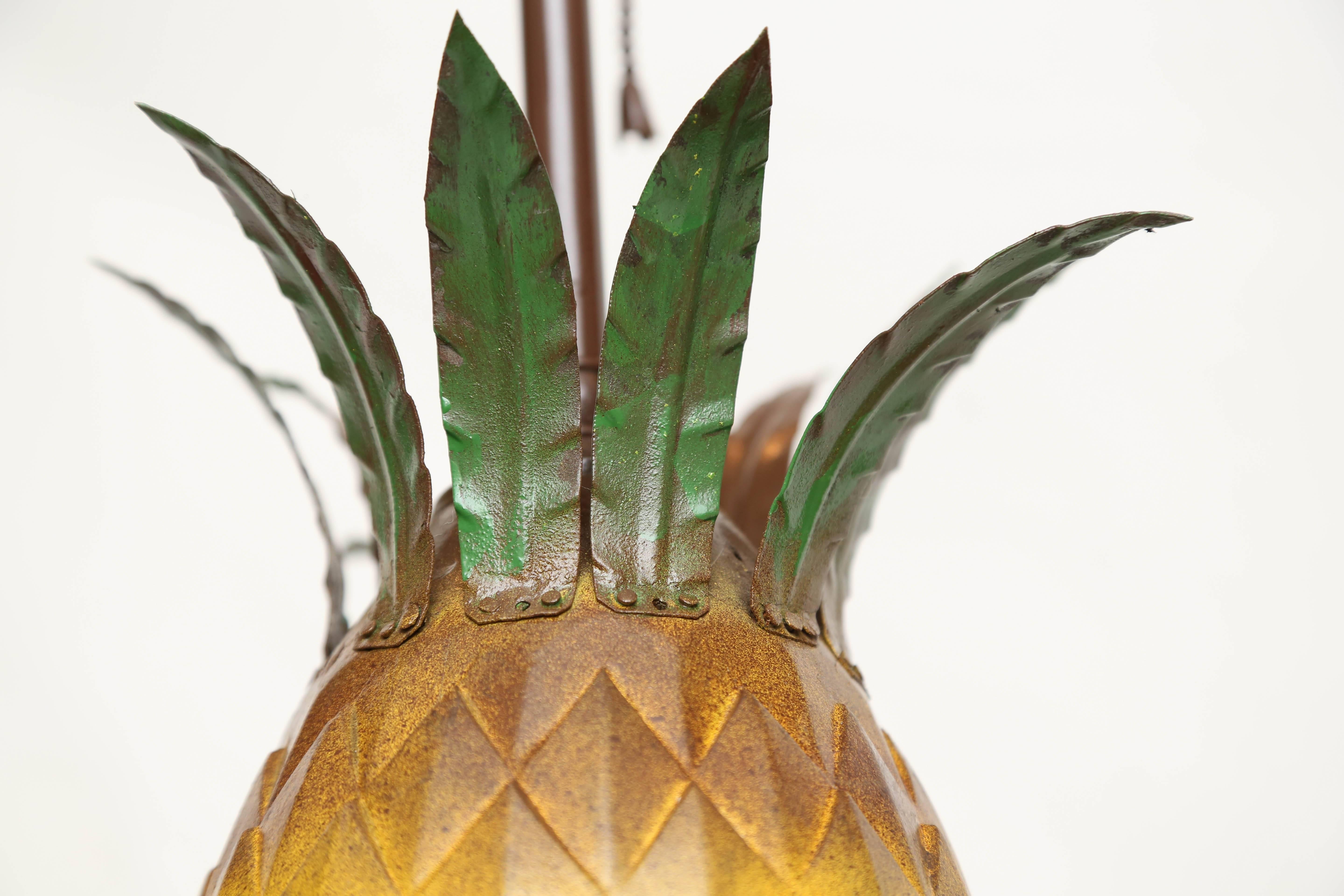 Pair of Tole Appointed Pineapple Table Lamps In Good Condition For Sale In West Palm Beach, FL