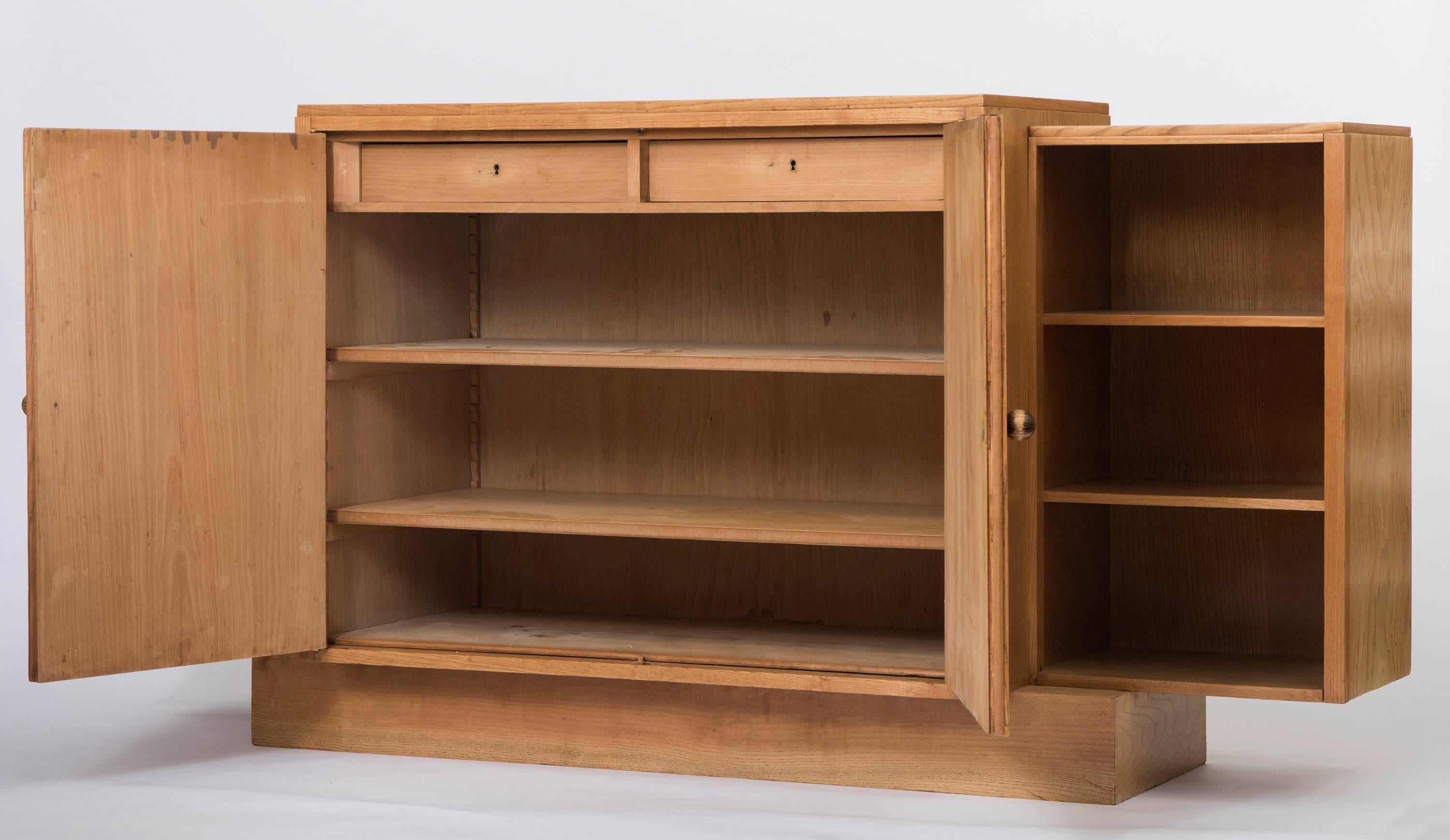 A rare oak bookcase by Jacques-Emile Ruhlmann designed for the Paris University.

In 1929 at the Salon des Artistes Decorateurs, Ruhlmann presented an apartment for a crown Prince of India, for the "Cite Universitaire", an ensemble