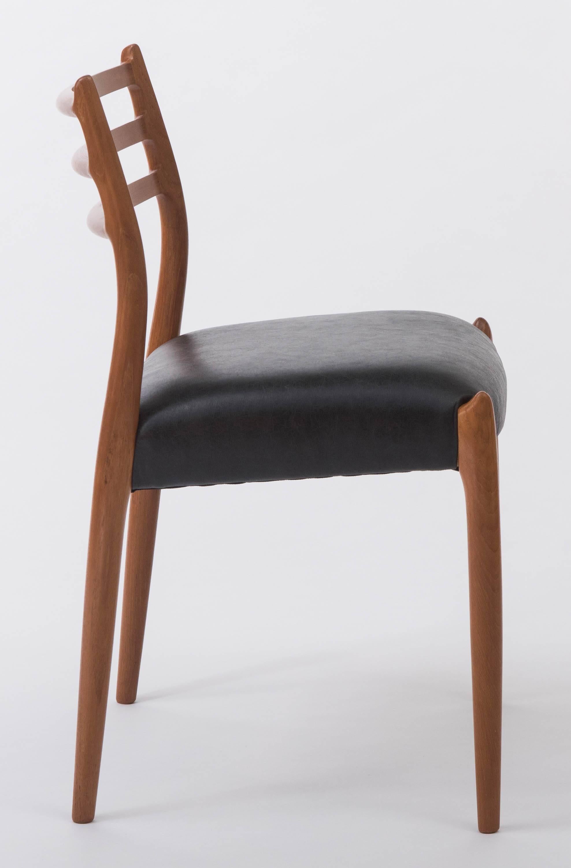 Niels Møller set of eight teak dining chairs with black leather seats, designed for Møllers Mobelfabrik
Model 62/78
Denmark, circa 1960
Measures: Height 80 cm (seat height 45 cm) wide 49 cm and 43 cm deep.
  