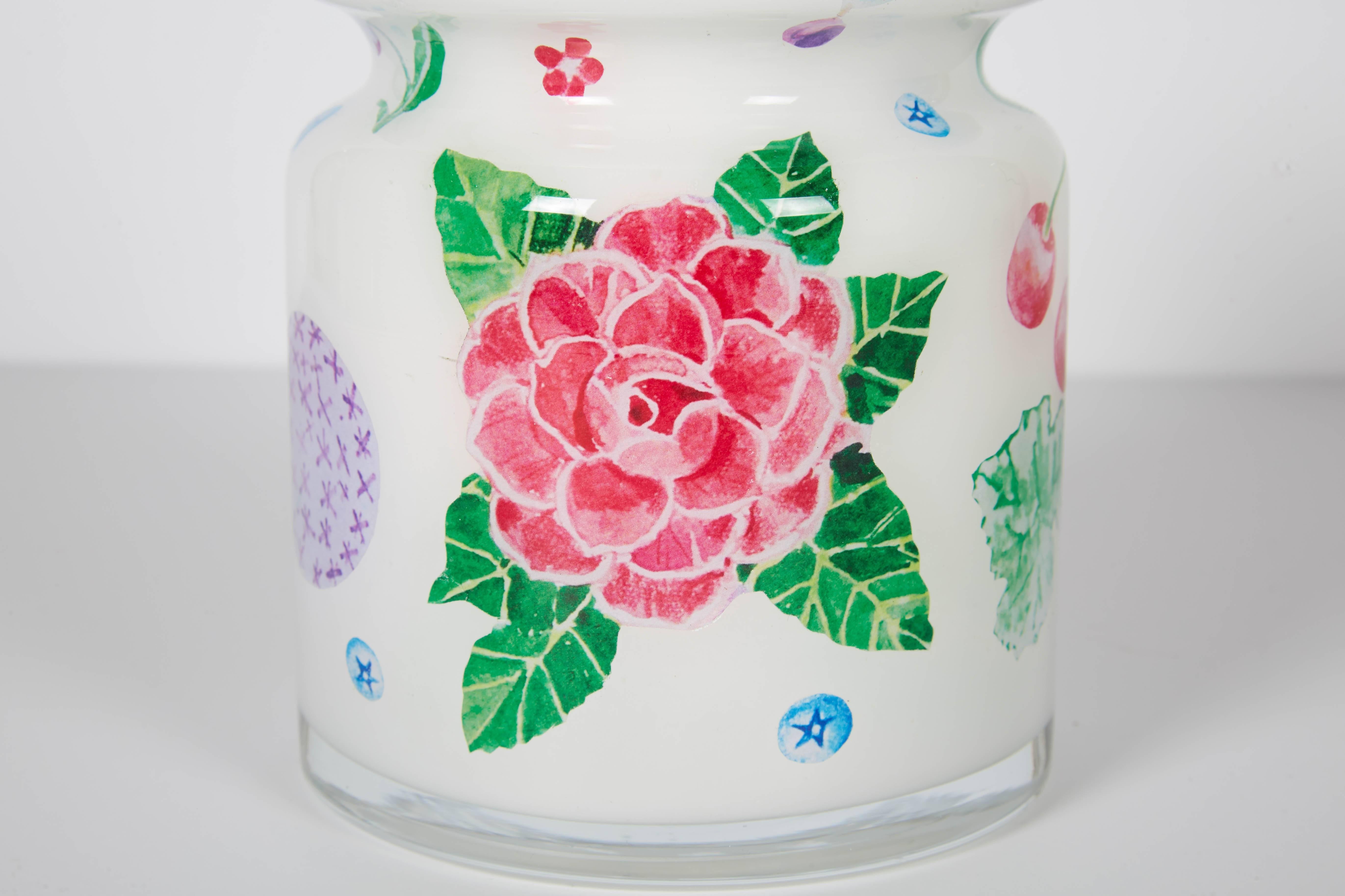 Handgefertigtes, mit Blumen gestaltetes Decoupage-Glas mit Deckel, entworfen von Cathy Graham und hergestellt von Scott Potter.