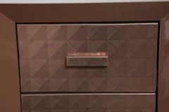 Maßgefertigte lackierte Nachttische mit geprägten Lederschubladenfronten