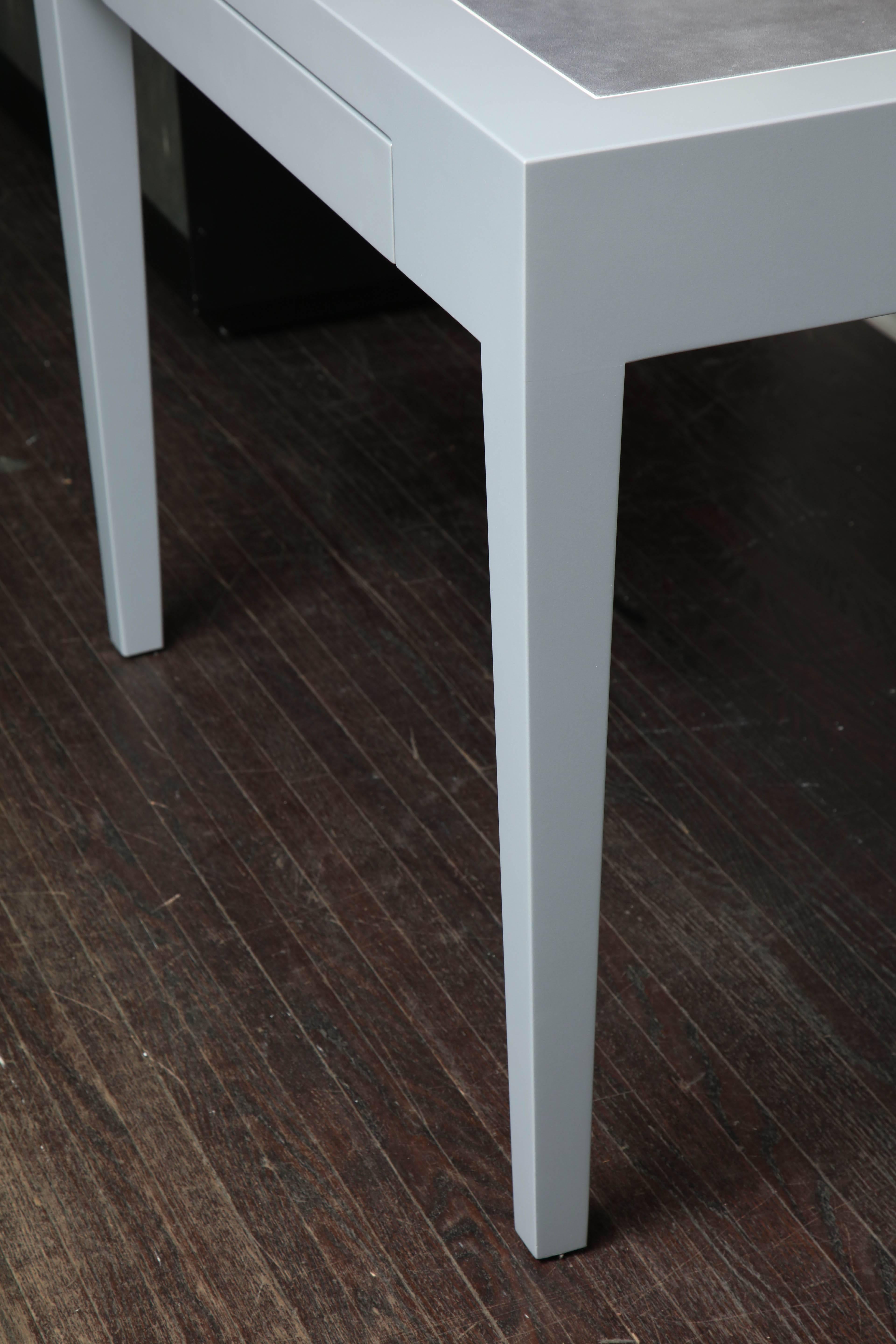 Maßgefertigter Metallic-Grauer Spieltisch aus Leder und Lack (Moderne) im Angebot