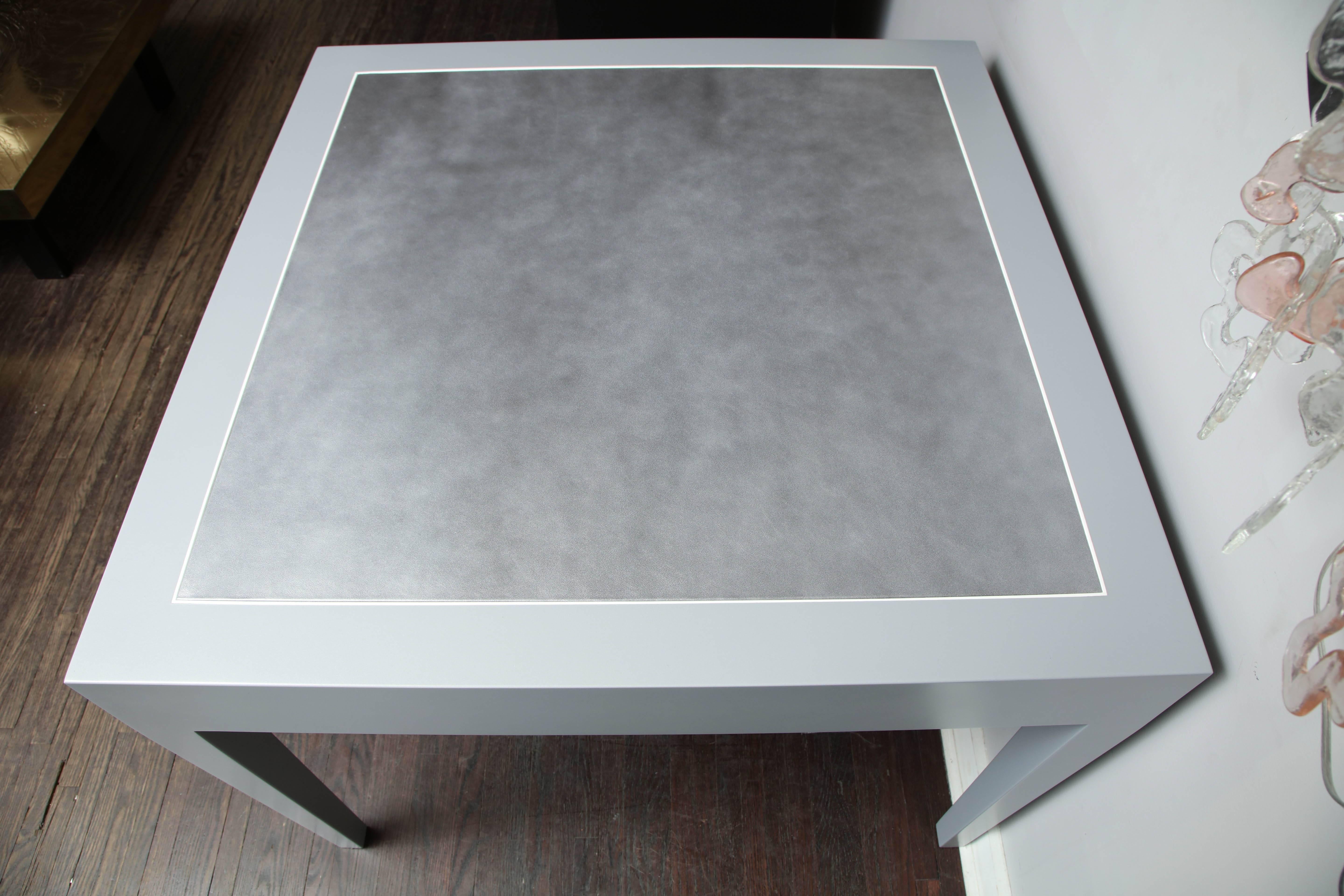 Maßgefertigter Metallic-Grauer Spieltisch aus Leder und Lack im Zustand „Neu“ im Angebot in New York, NY
