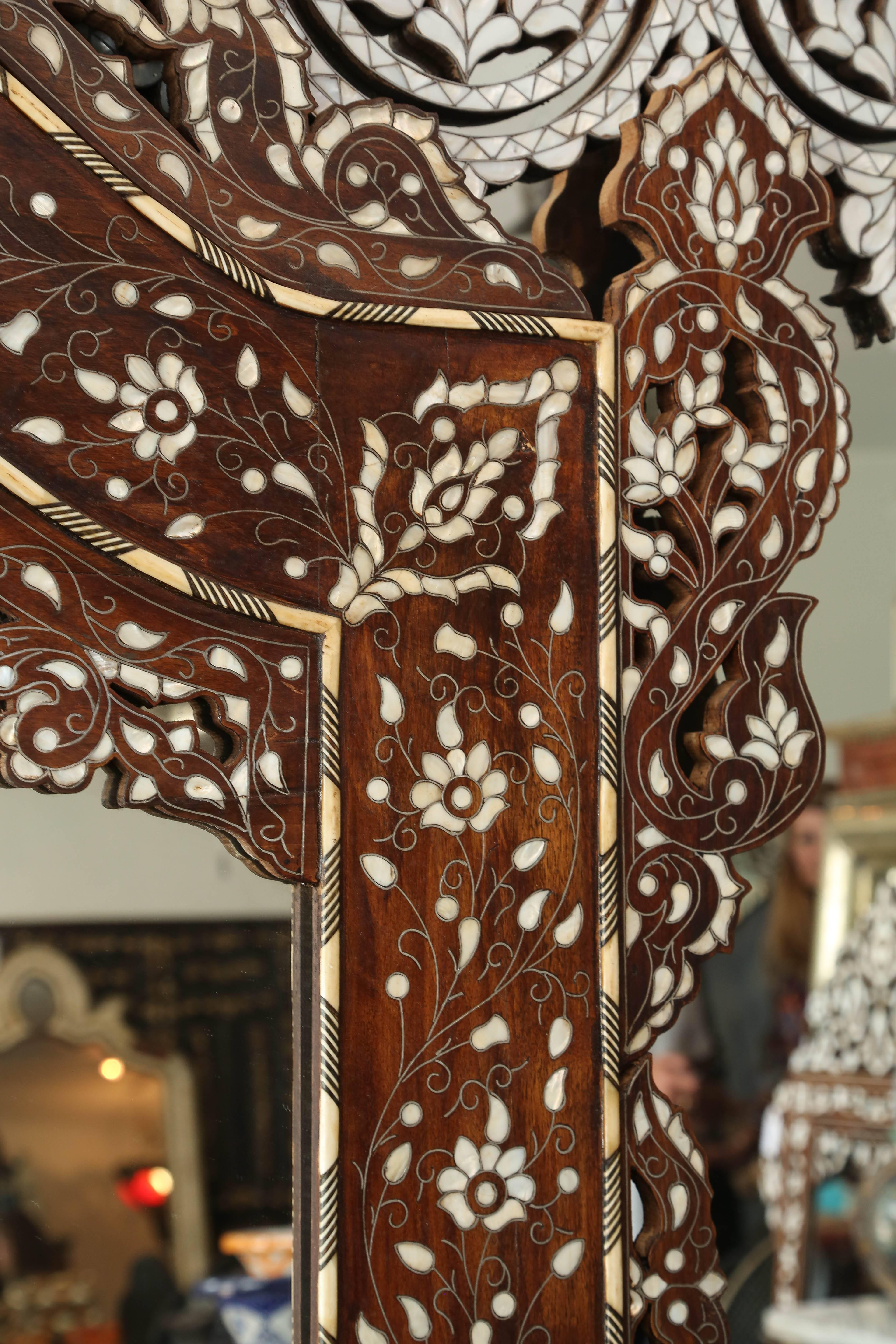 Gorgeous 1900s Syrian Mirror Inlaid with Mother-of-Pearl and Camel Bone In Excellent Condition In West Palm Beach, FL