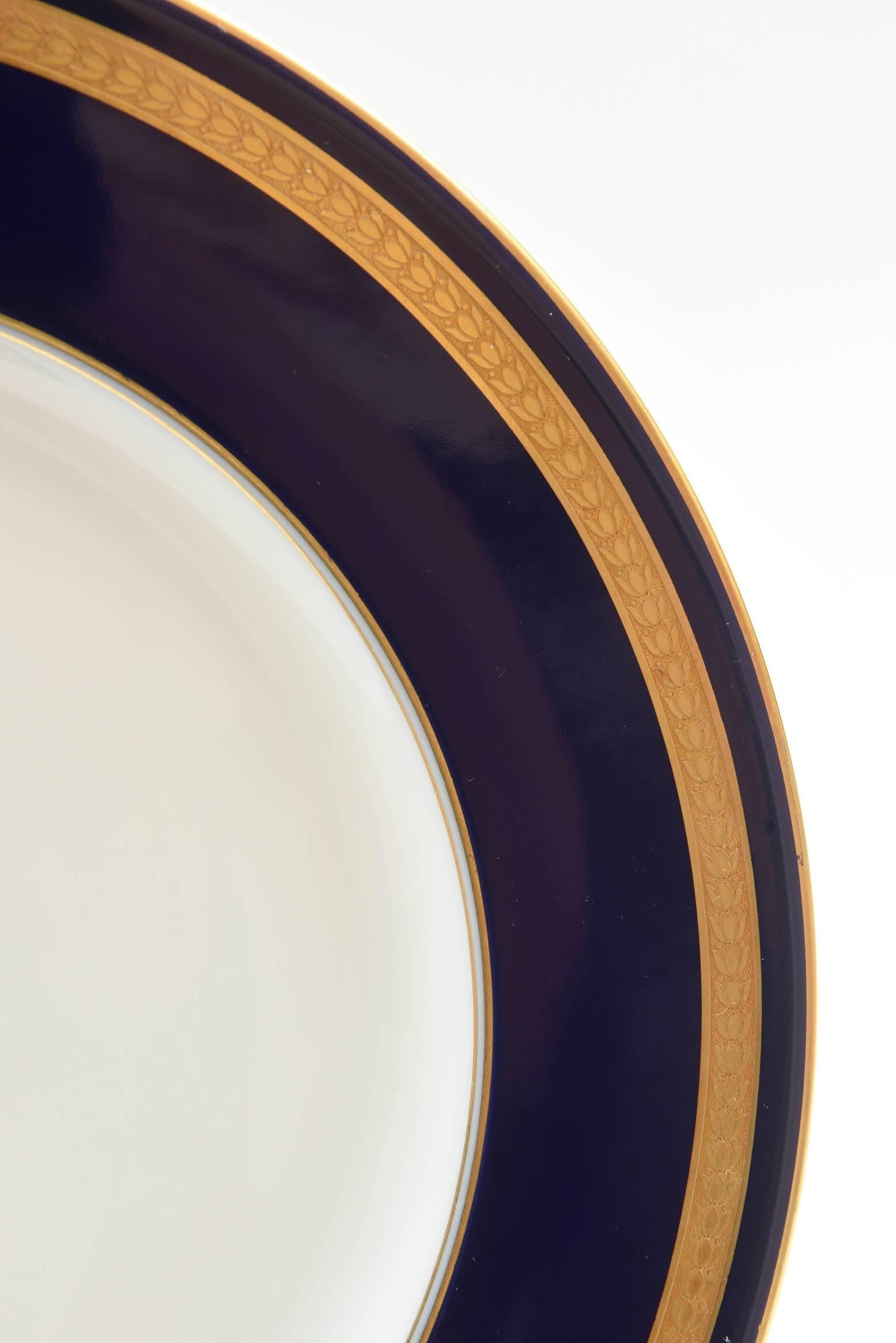 Rosenthal's Classic and elegant pattern. We have here eight dinner plates in wonderful vintage condition. This re known pattern features an acid etched gilt band through a wide cobalt blue shoulder.