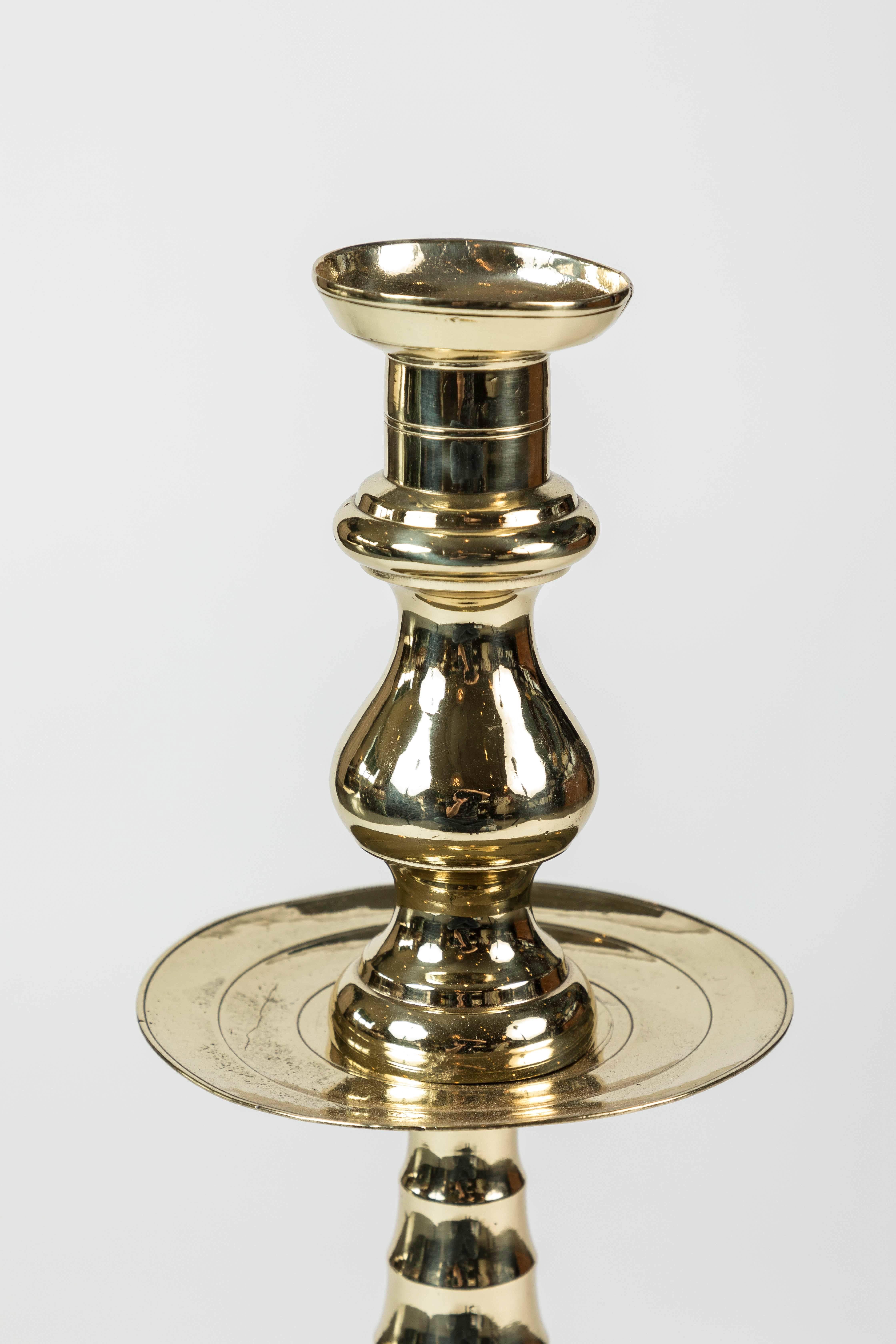 Großer, neu polierter Messing-Kerzenhalter mit bienenstockförmigem Stiel und Sockel und einfachen Wachsfängern, um 1850-1900.