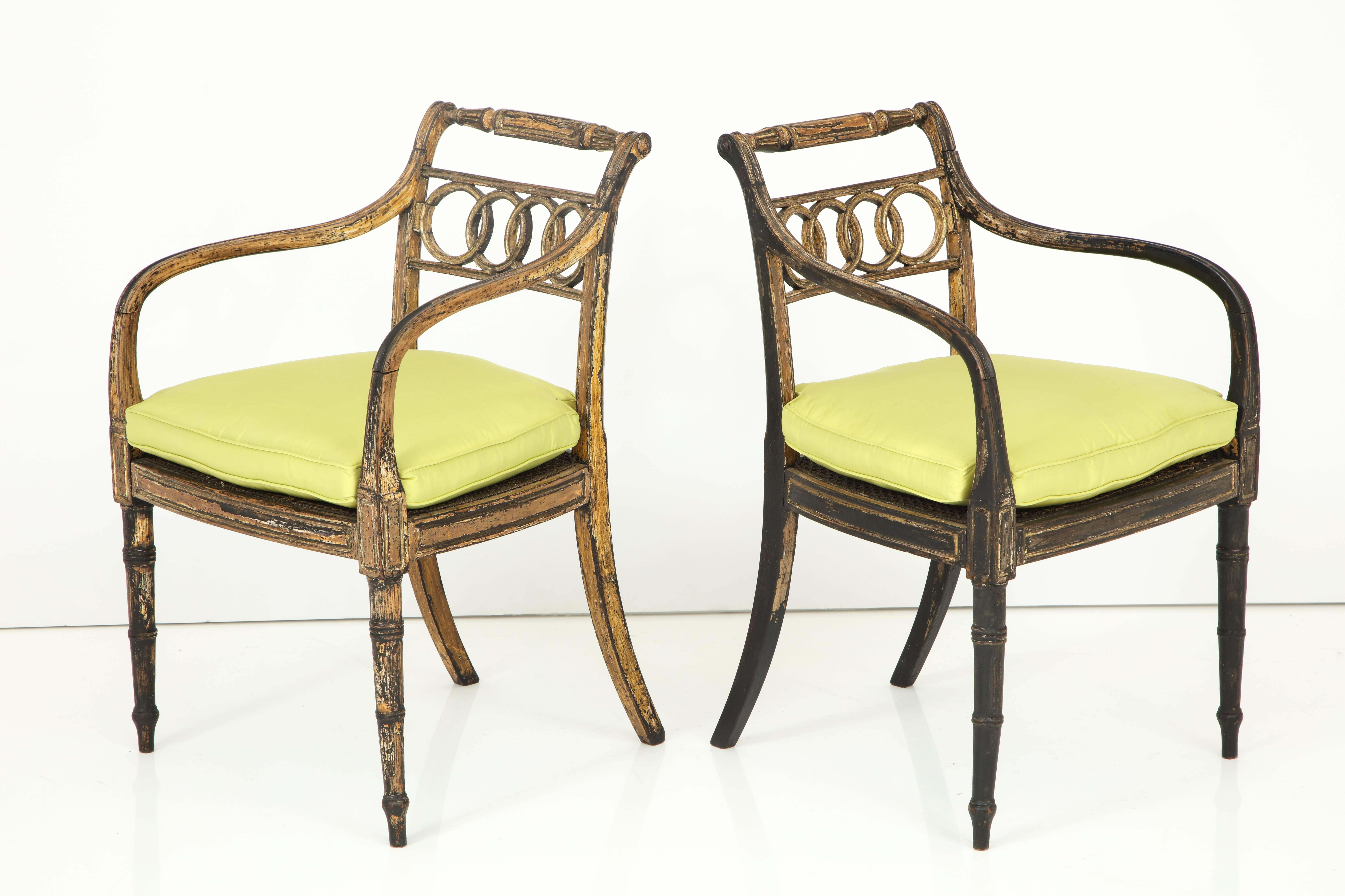 Pair of English Regency Painted and Parcel-Gilt Side Chairs In Good Condition In New York, NY
